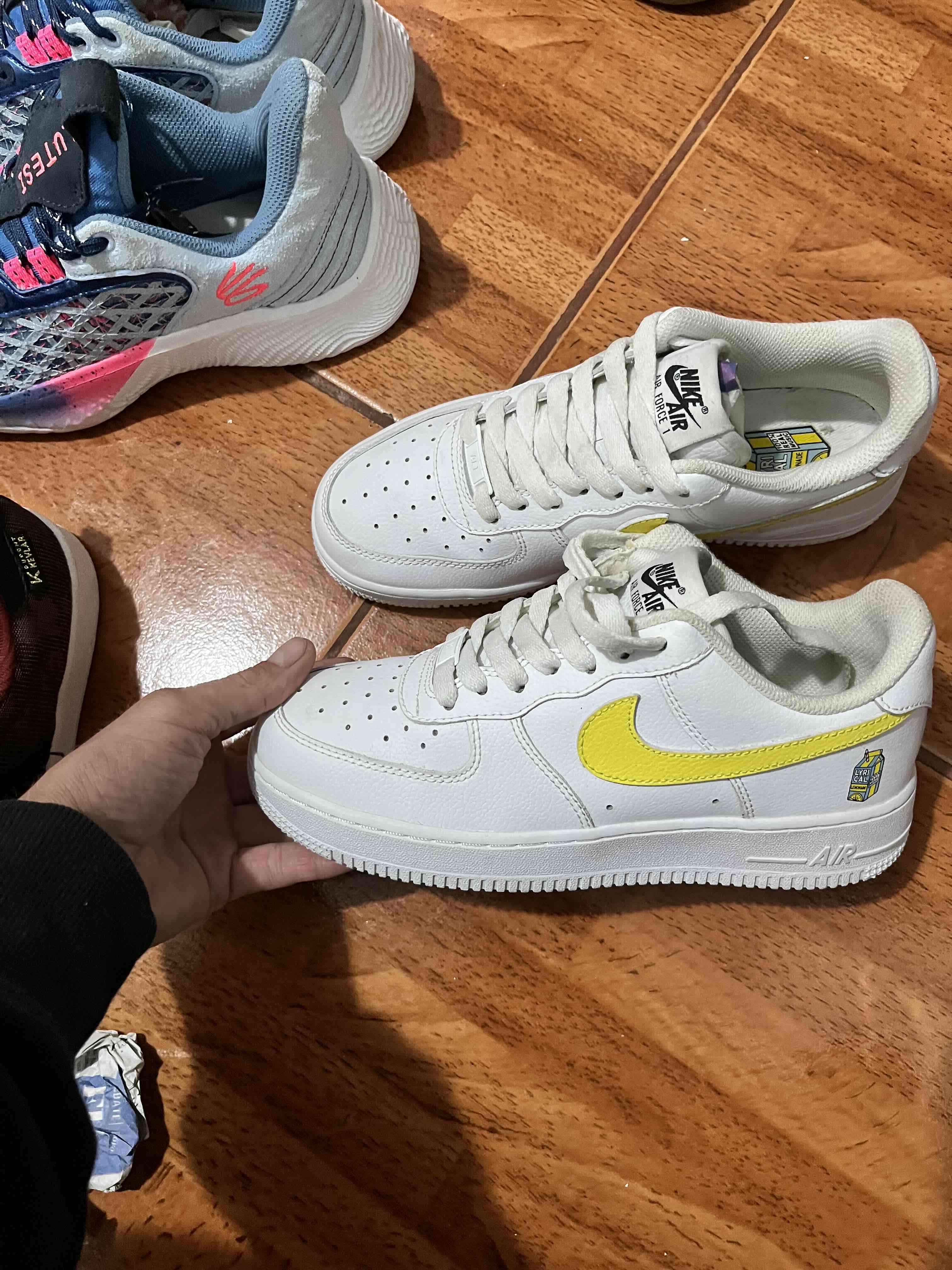 Zapatillas deportivas negras y moradas - miniatura 4