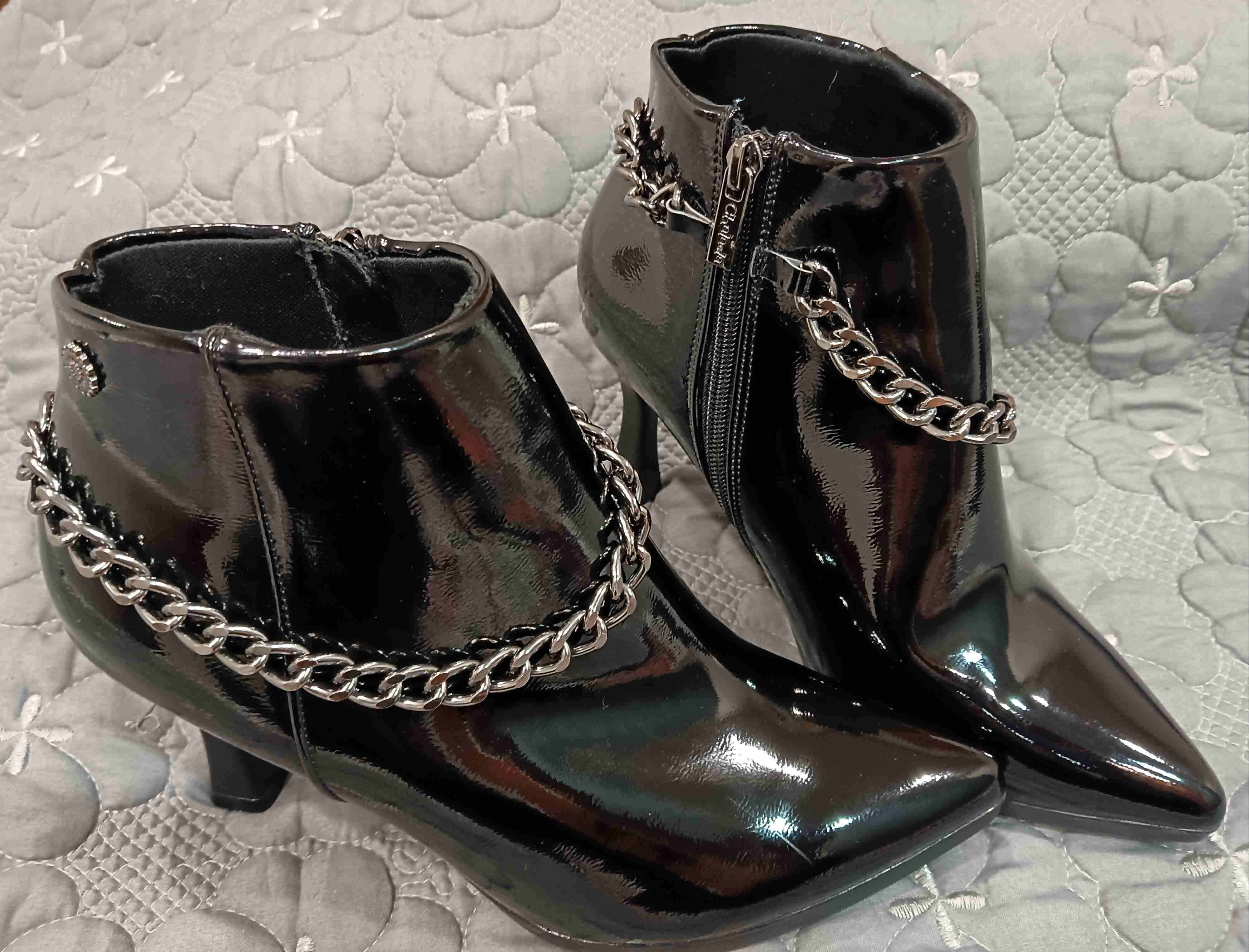 Botines negros con cadenas - miniatura 2