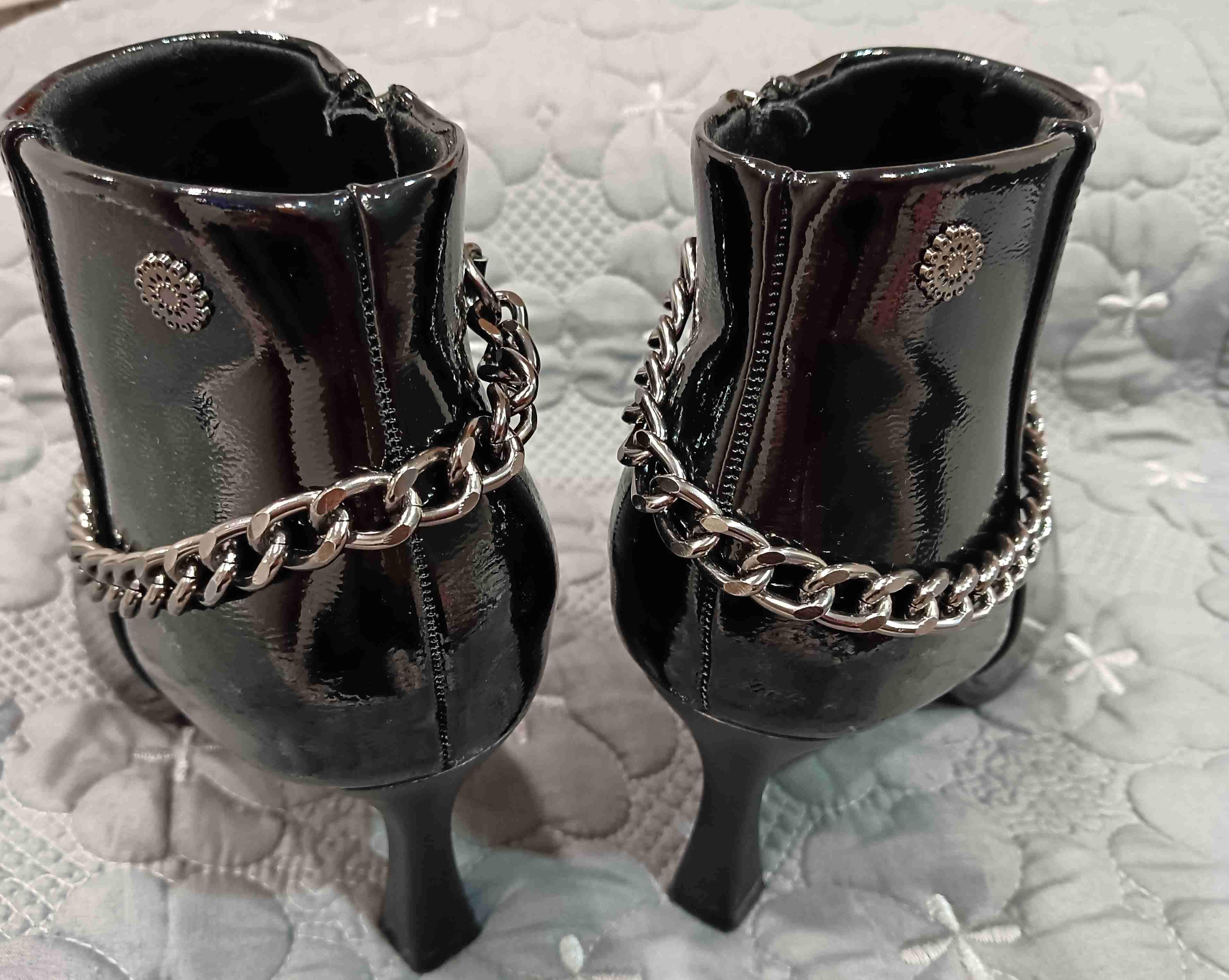 Botines negros con cadenas - miniatura 3