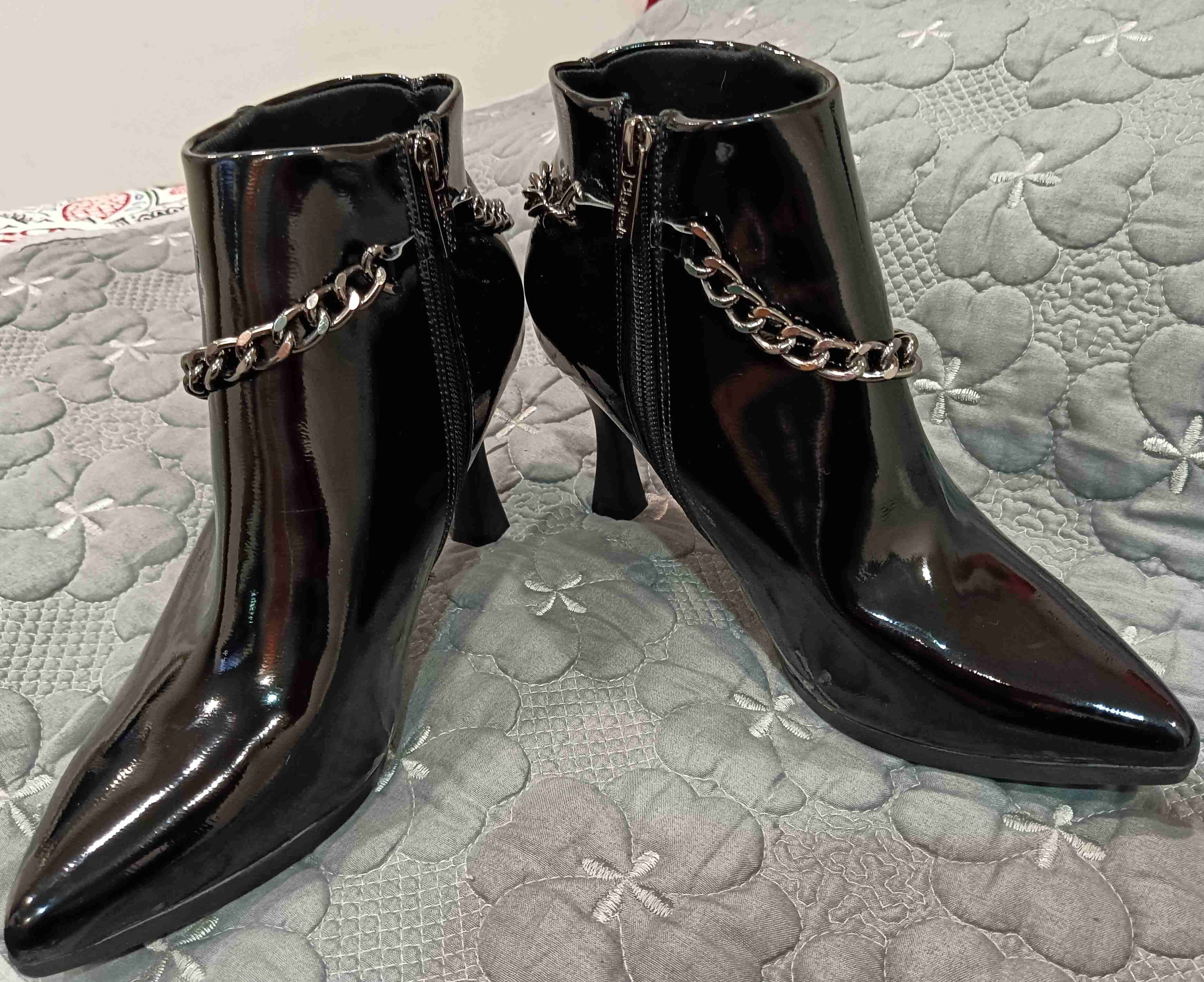 Botines negros con cadenas - miniatura 4