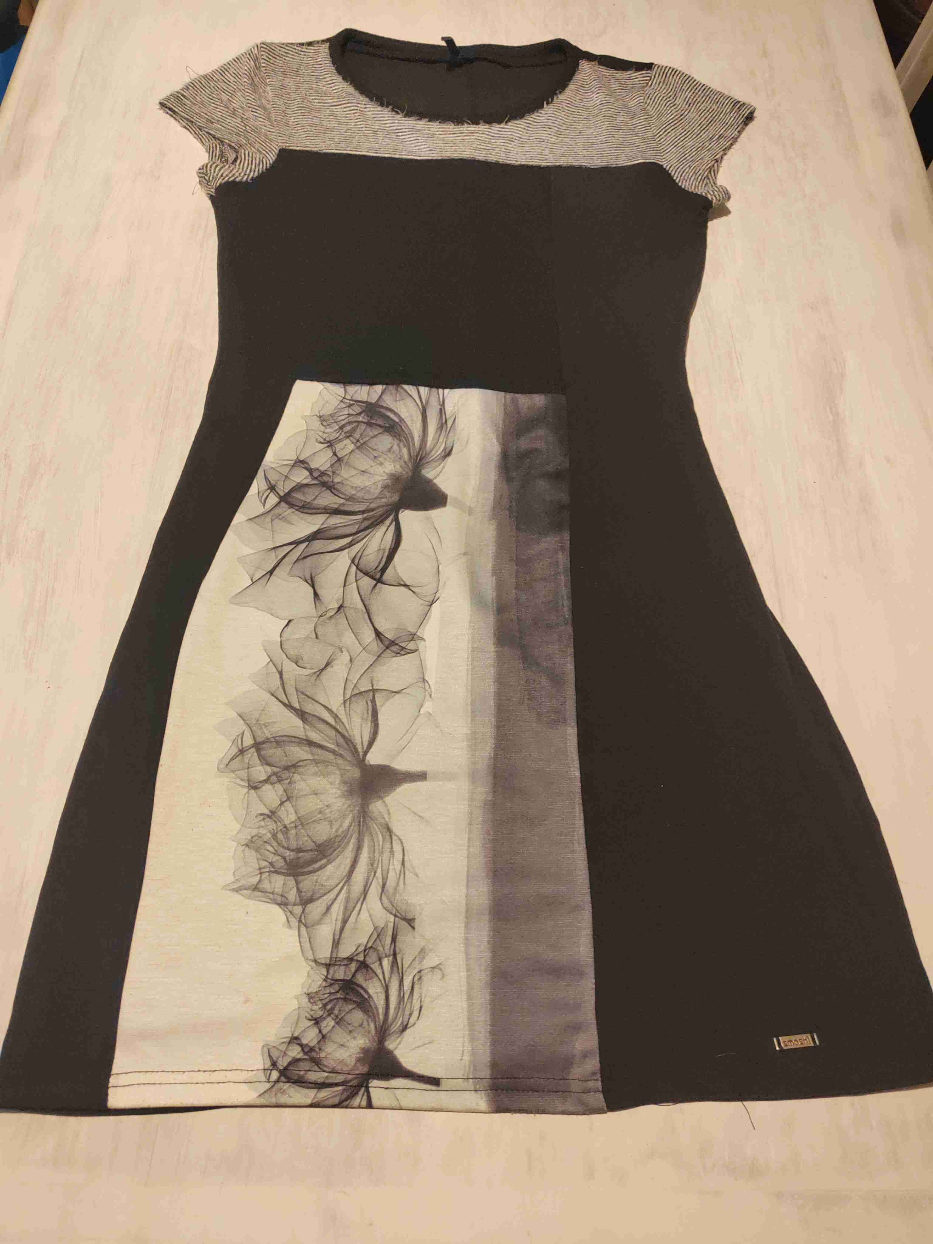 Vestido a rayas blanco y negro con flores - 1