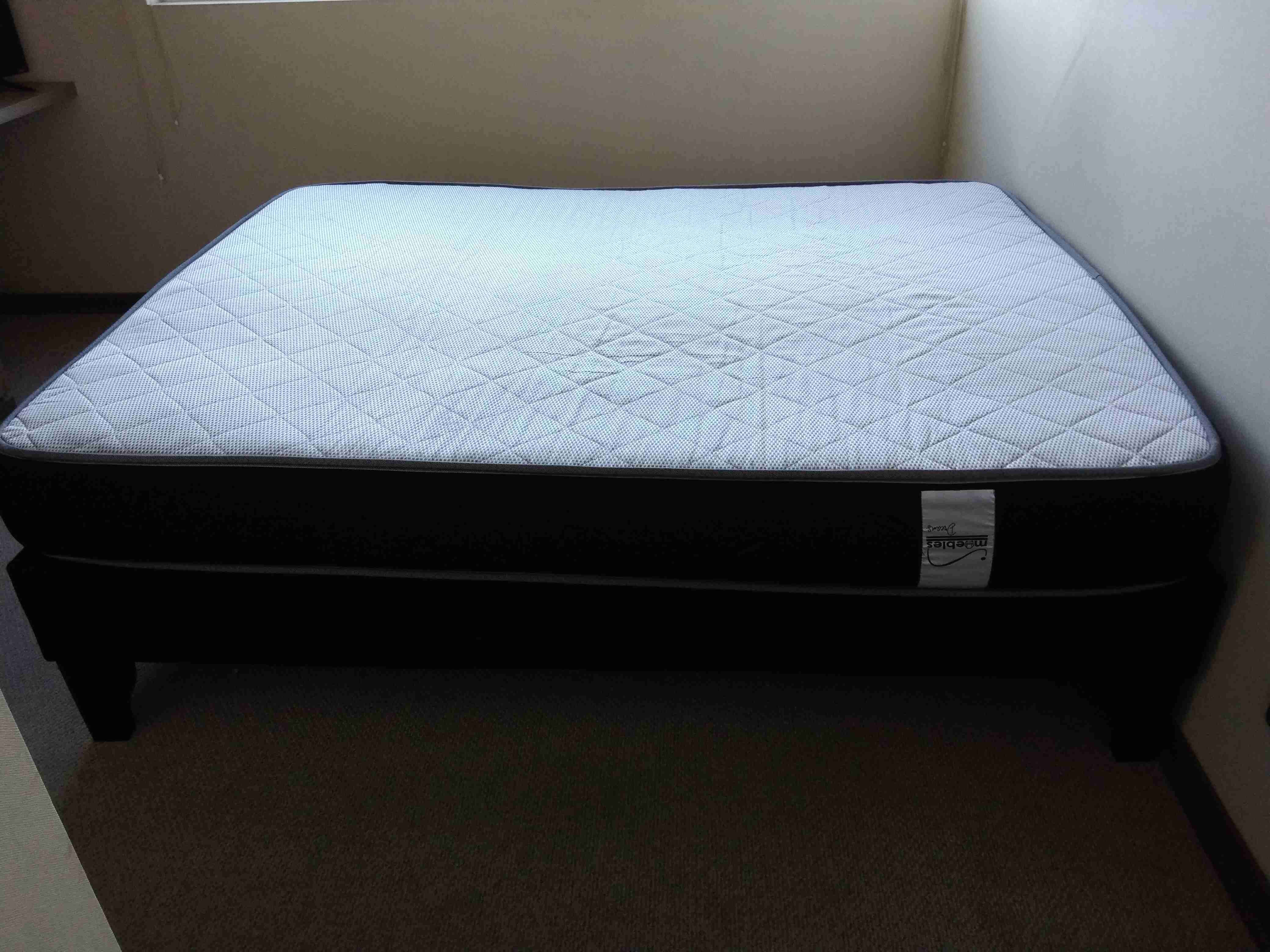 Cama 1.5 Plaza base negra + colchón