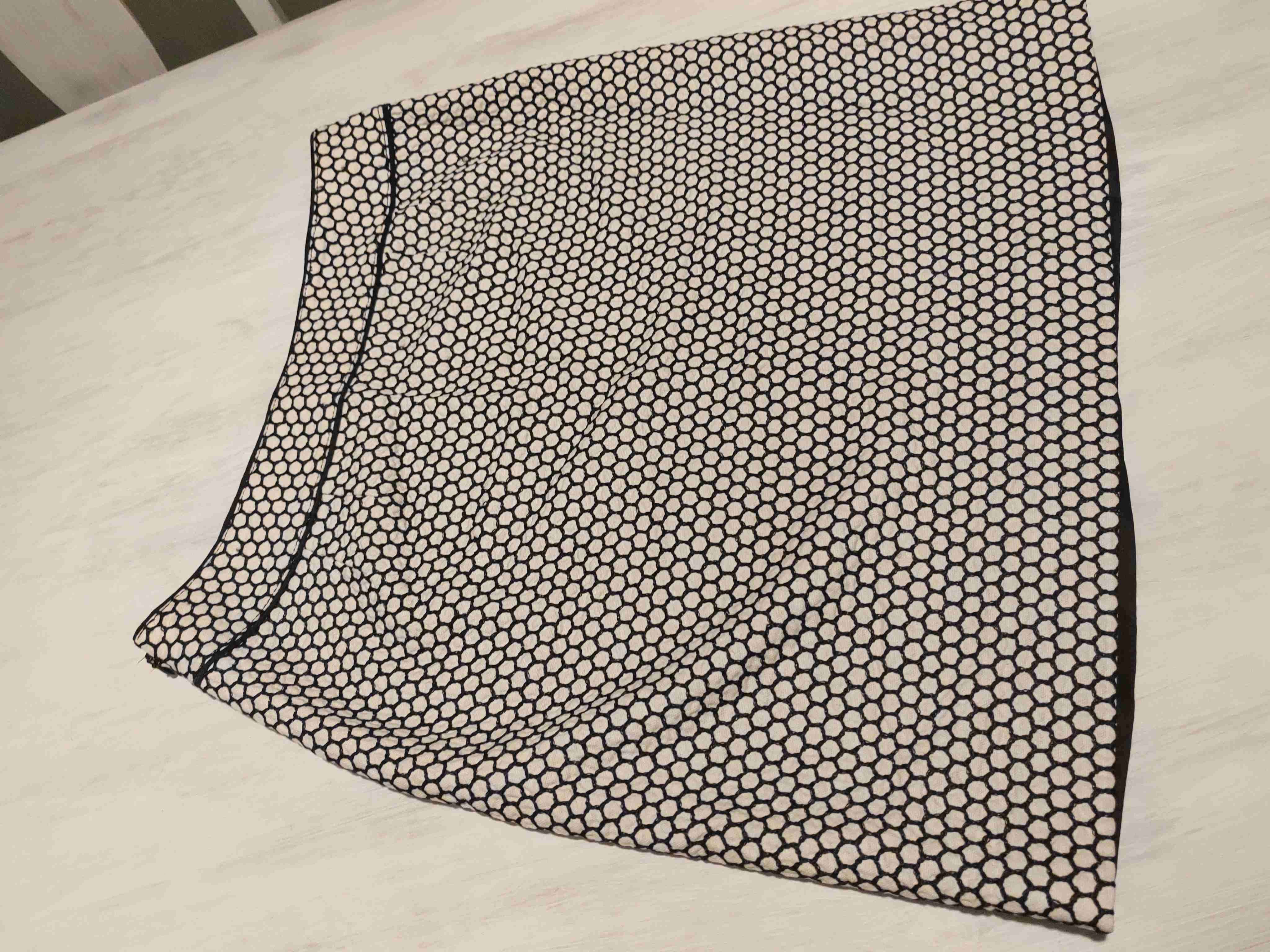 Falda corta con patrón geométrico - 4