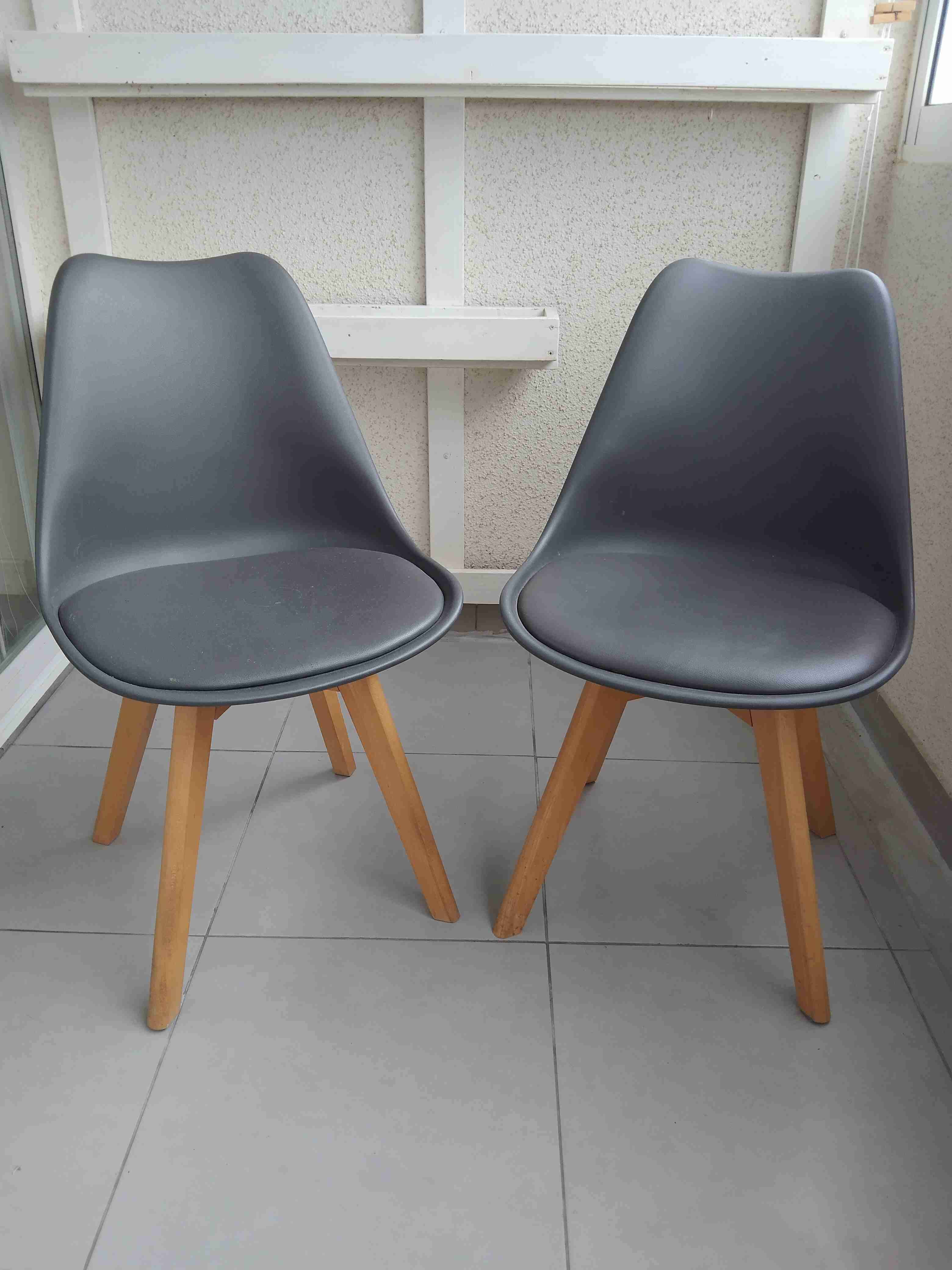 Juego de Sillas modernas gris con patas de madera - 1