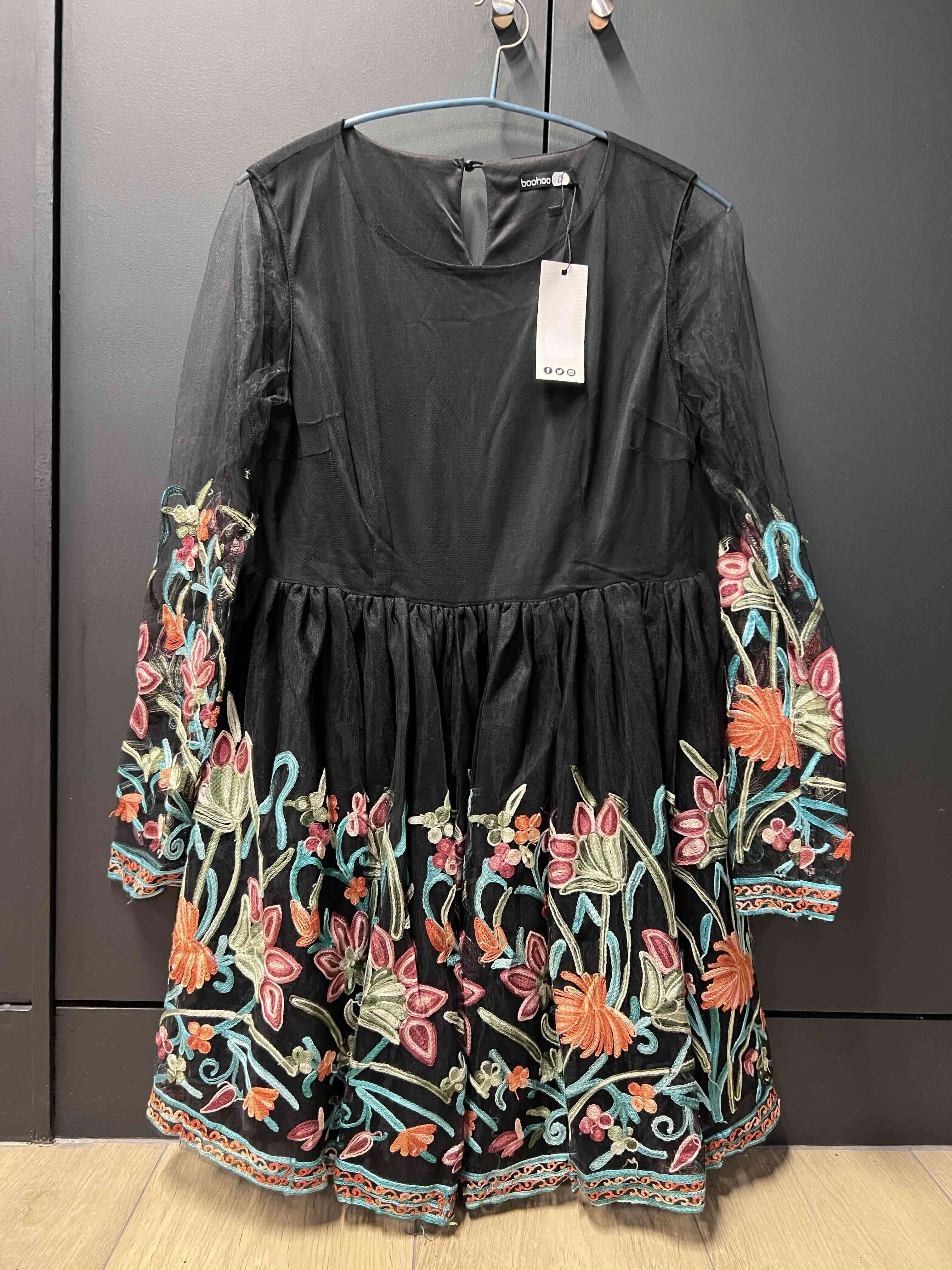 Vestido bordado negro floral - miniatura 1