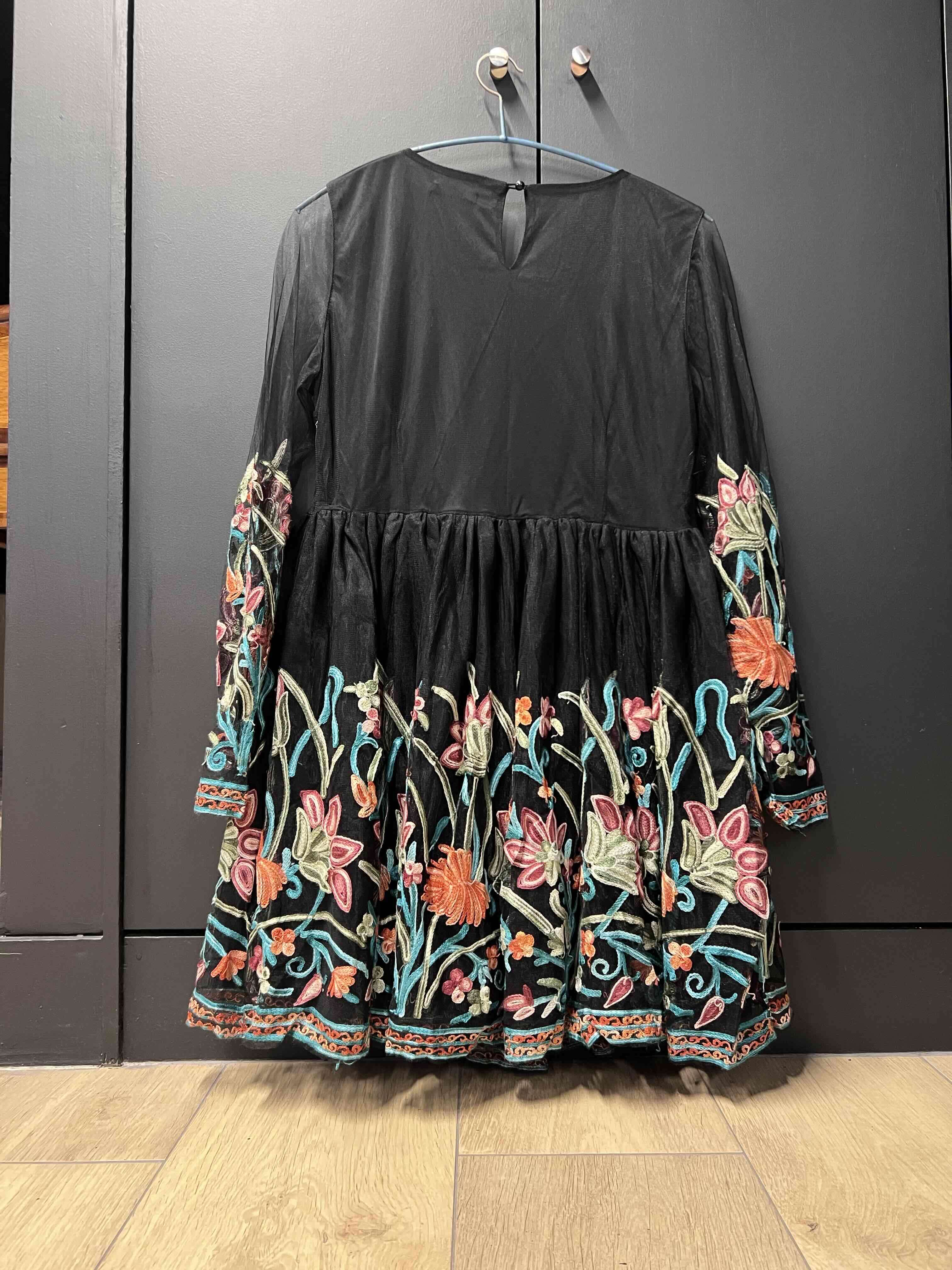 Vestido bordado negro floral - miniatura 2