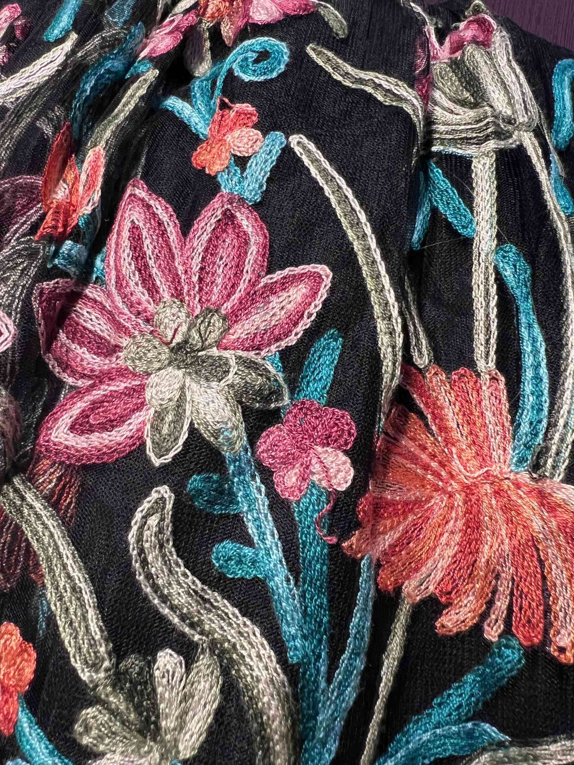 Vestido bordado negro floral - miniatura 4