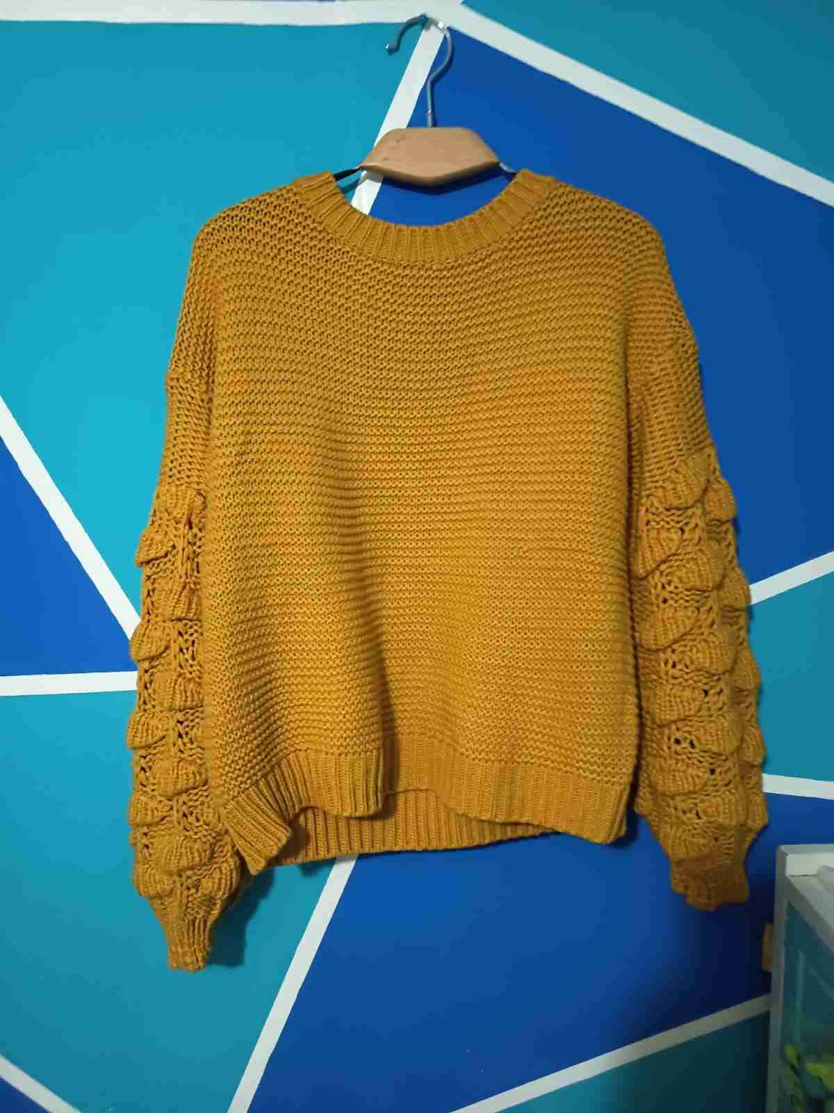 Suéter mostaza con mangas caladas y poleron - 1