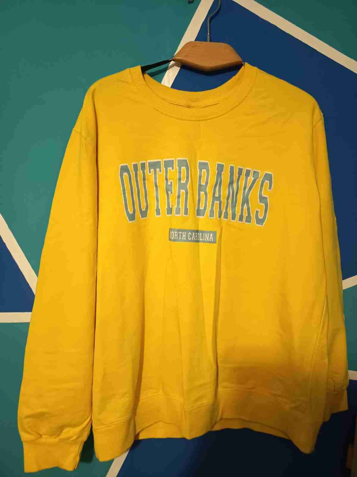 Suéter mostaza con mangas caladas y poleron - 2