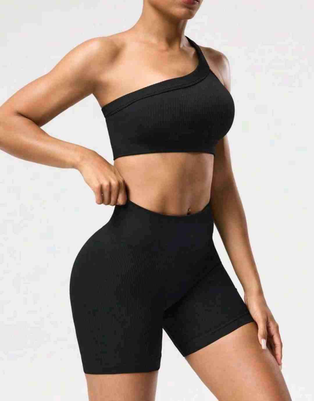 Conjunto deportivo negro un hombro - 1
