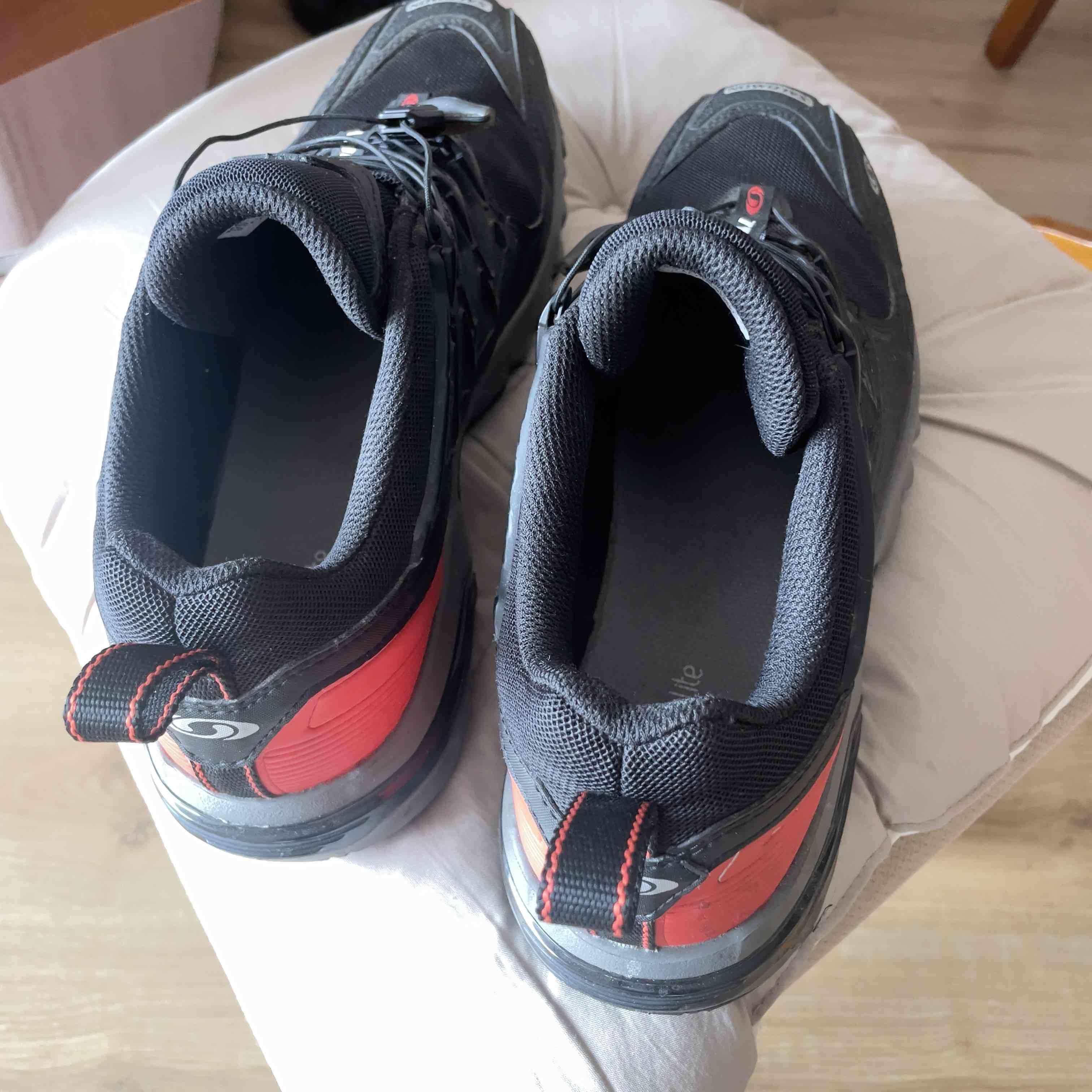 Zapatillas Salomon negras y rojas - miniatura 2