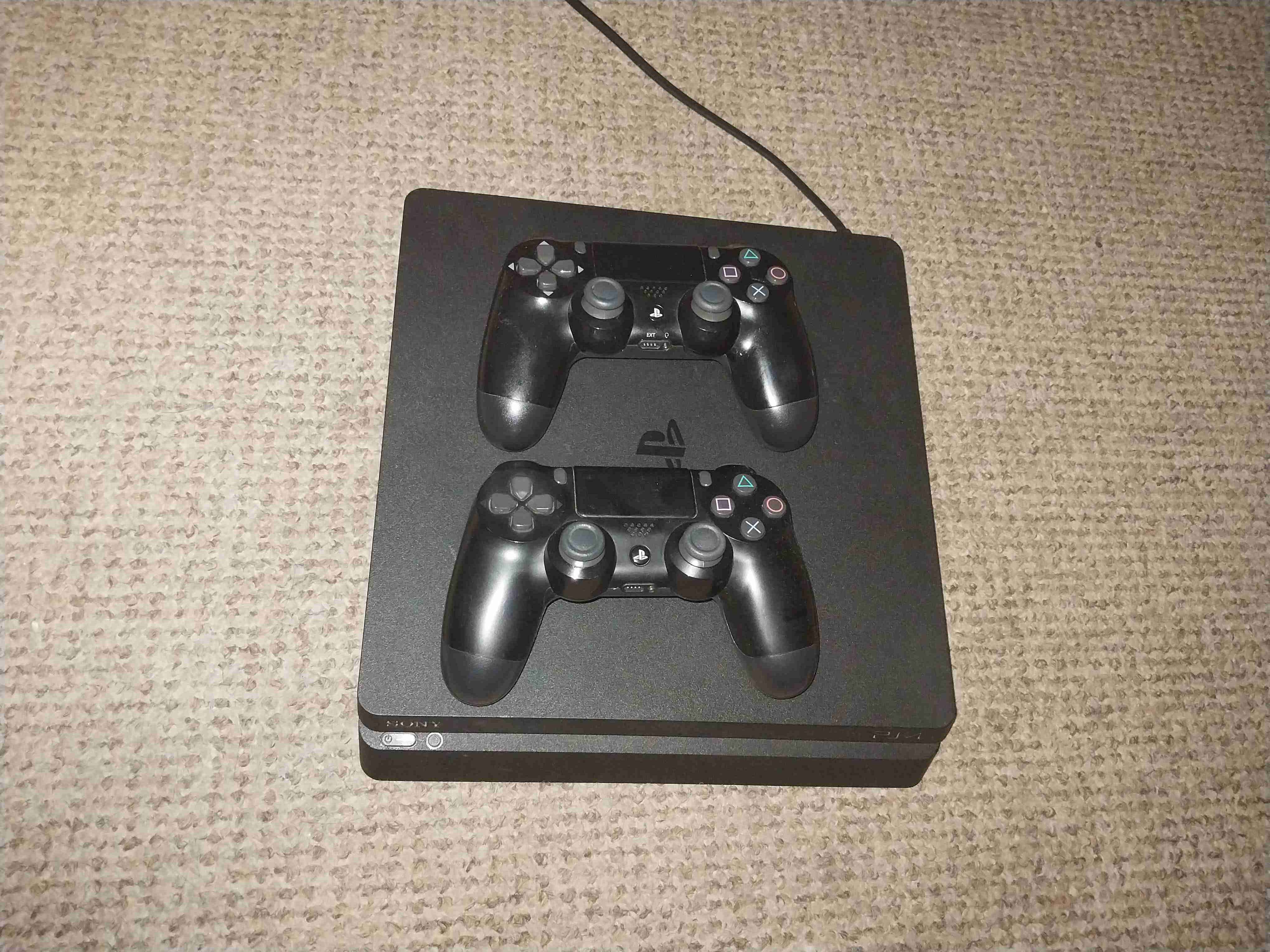 Consola PS4 slim con juegos y controles - 2