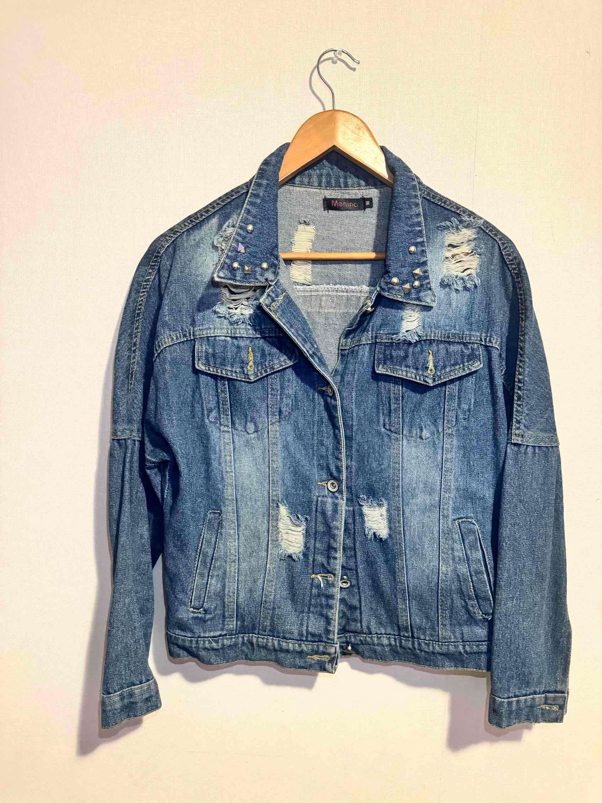 Chaqueta de mezclilla con tachas