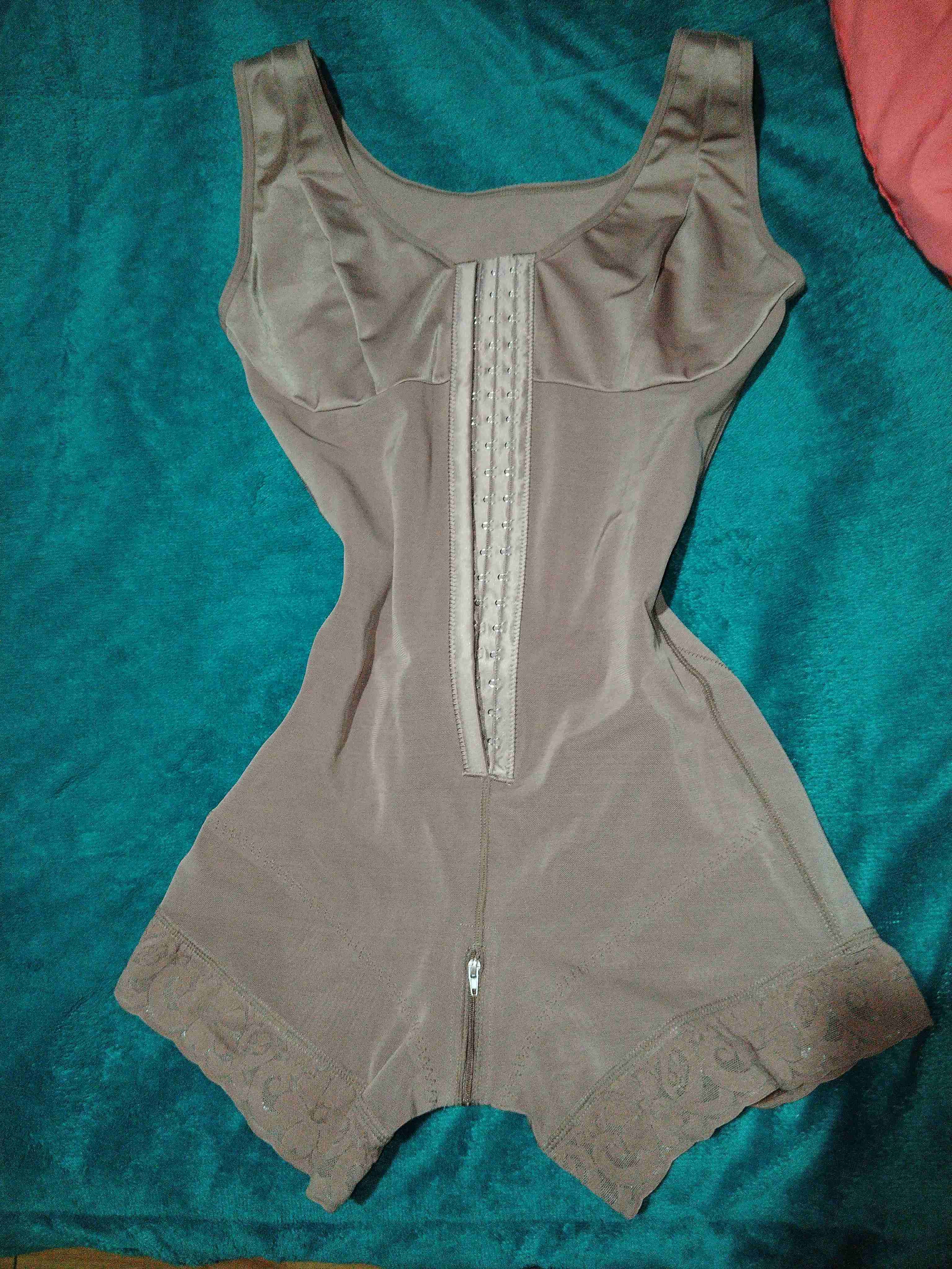 Body modelador negro con encaje y faja cafe - 3