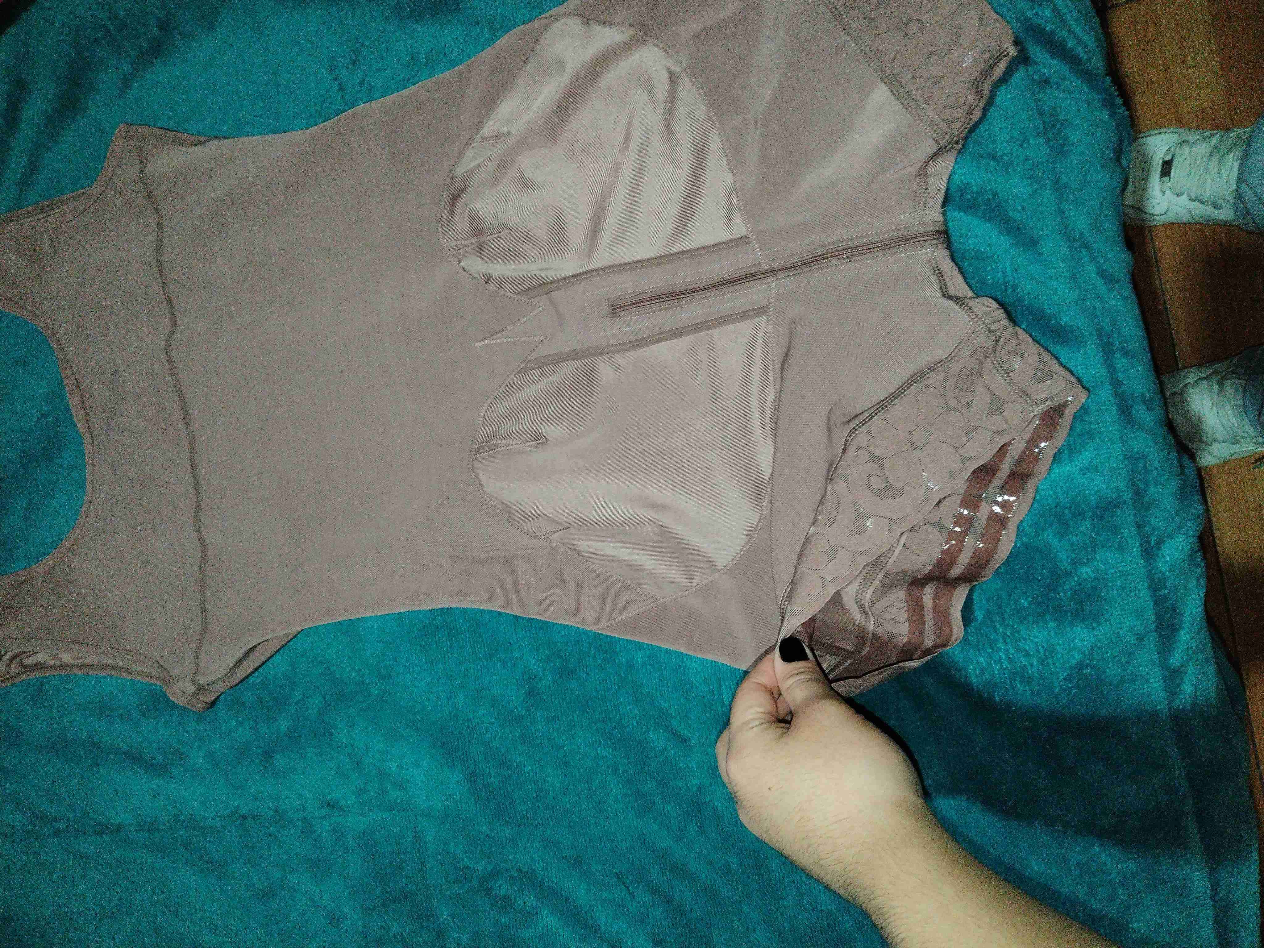 Body modelador negro con encaje y faja cafe - 4