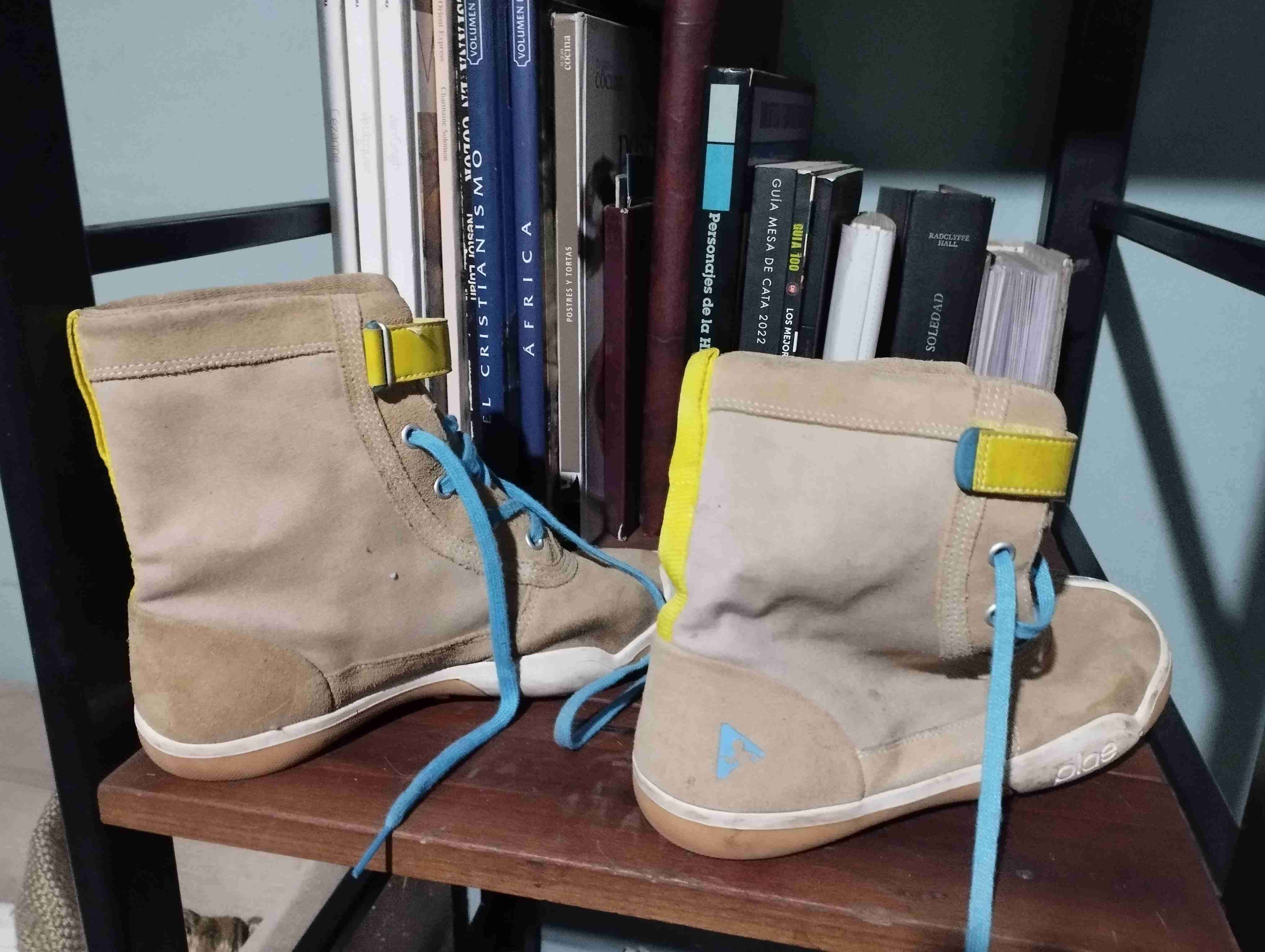 Botas beige con cordones azules - miniatura 1