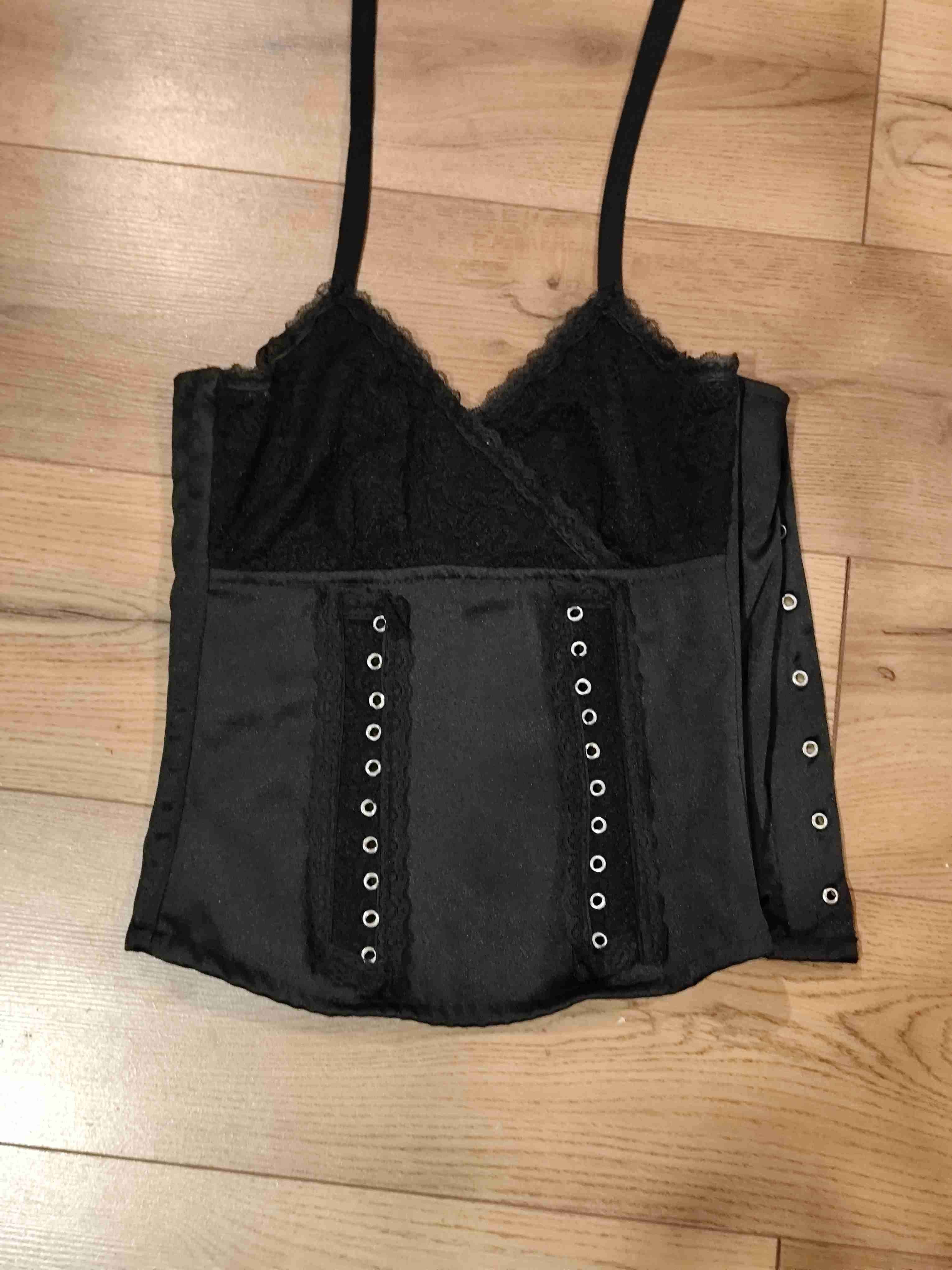 Crop top negro con encaje