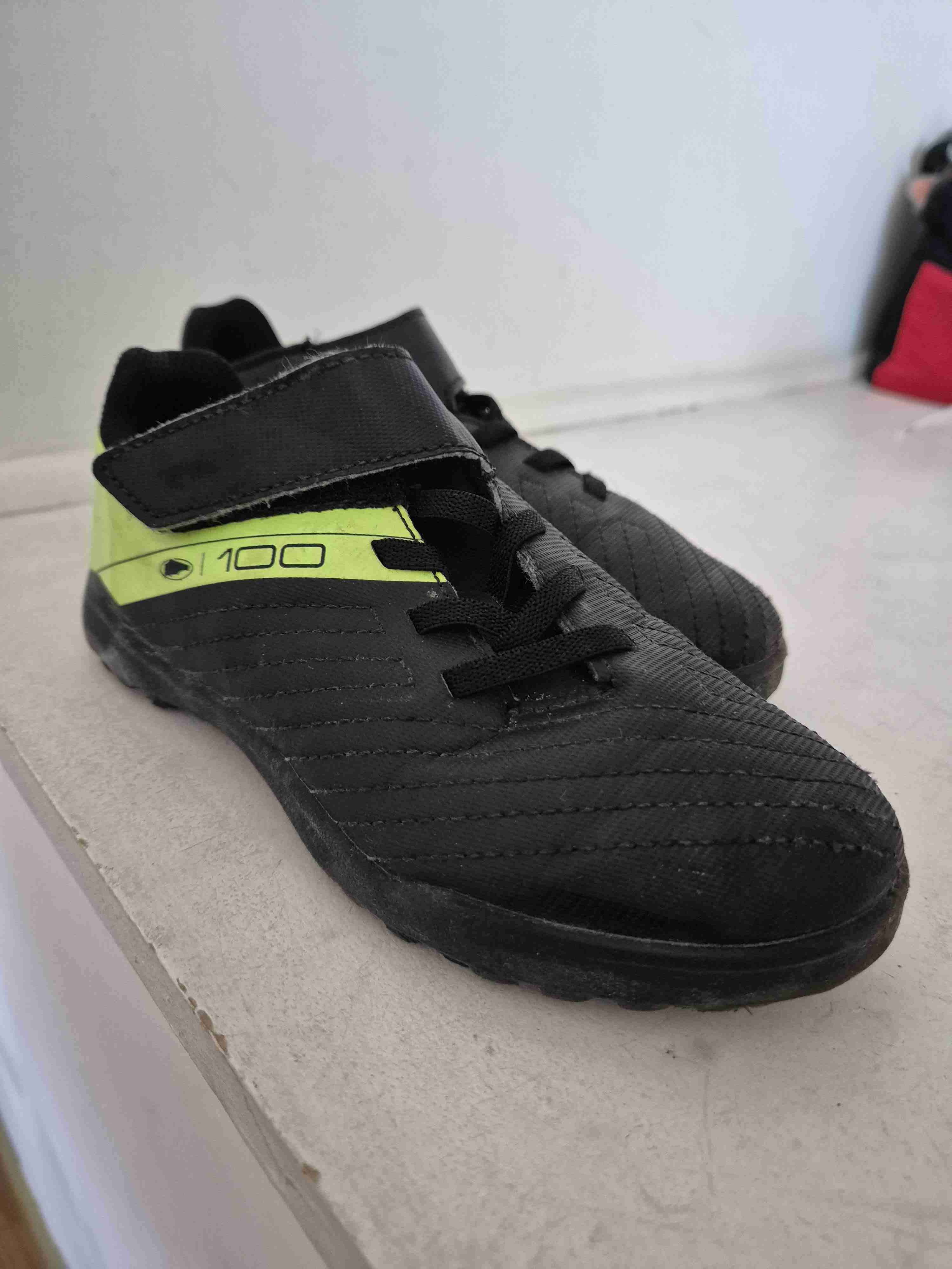 Zapatos deportivos negros y verdes.