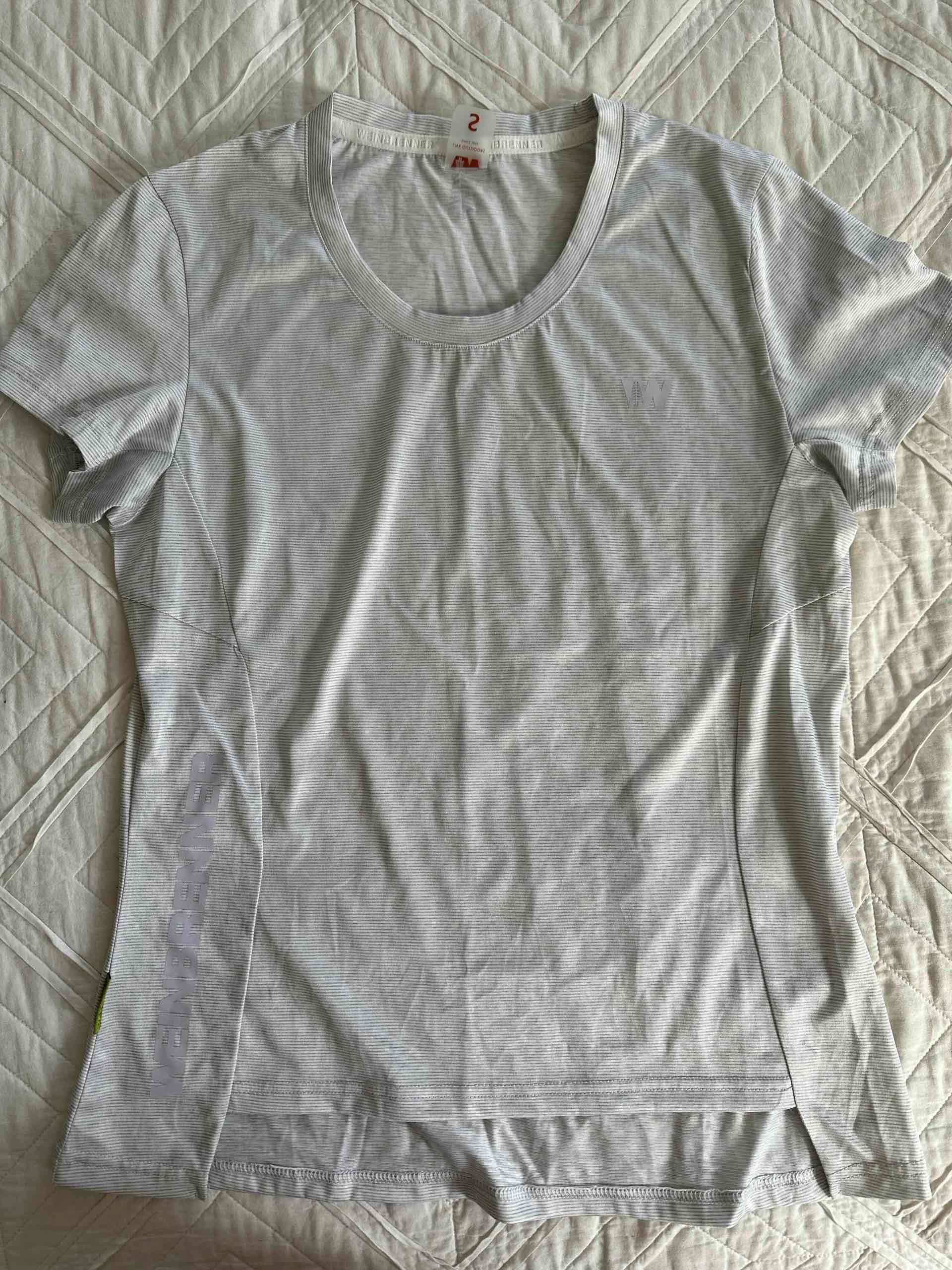 Polera gris deportiva - 1