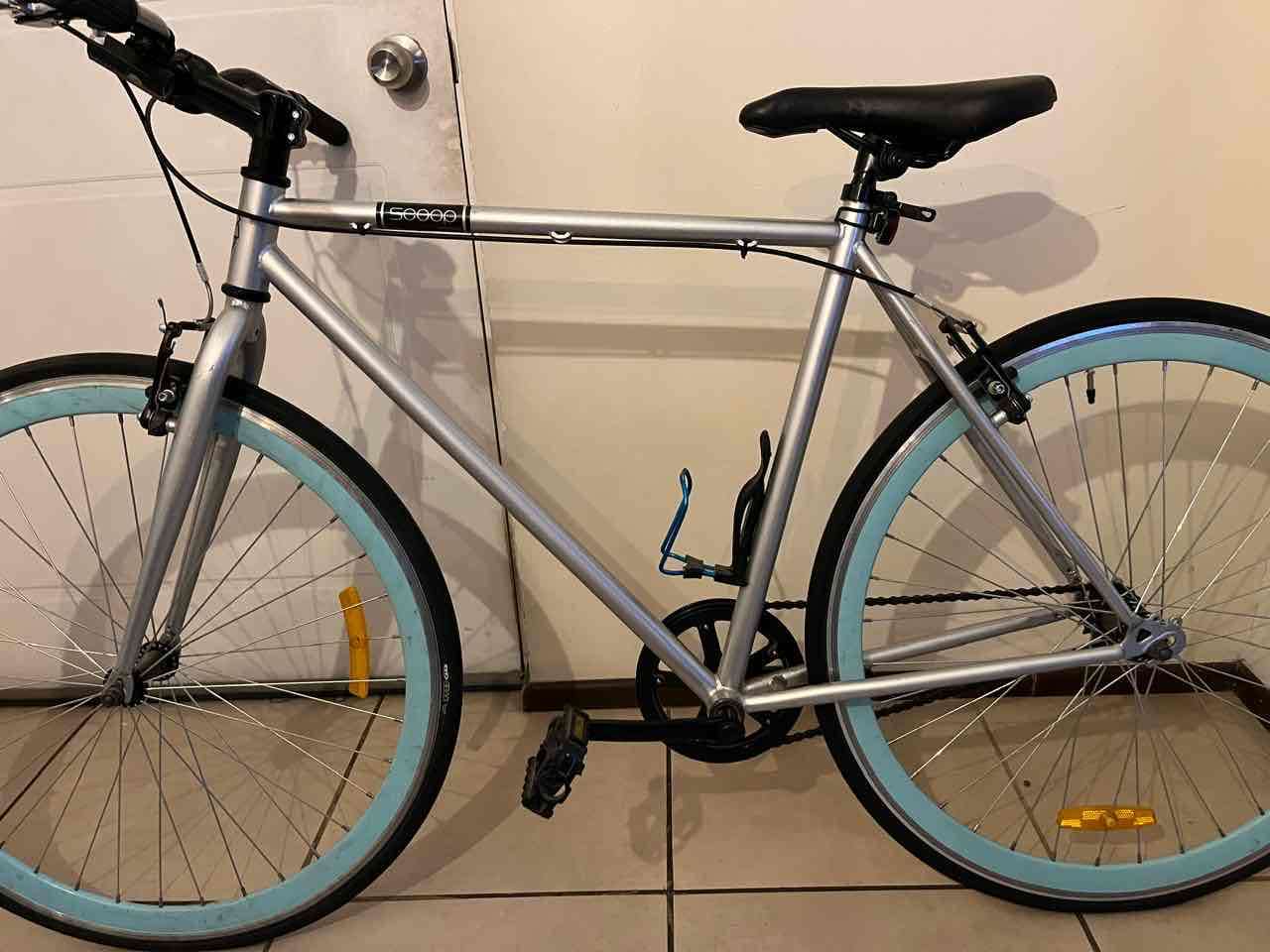 Bicicleta plateada urbana - 1