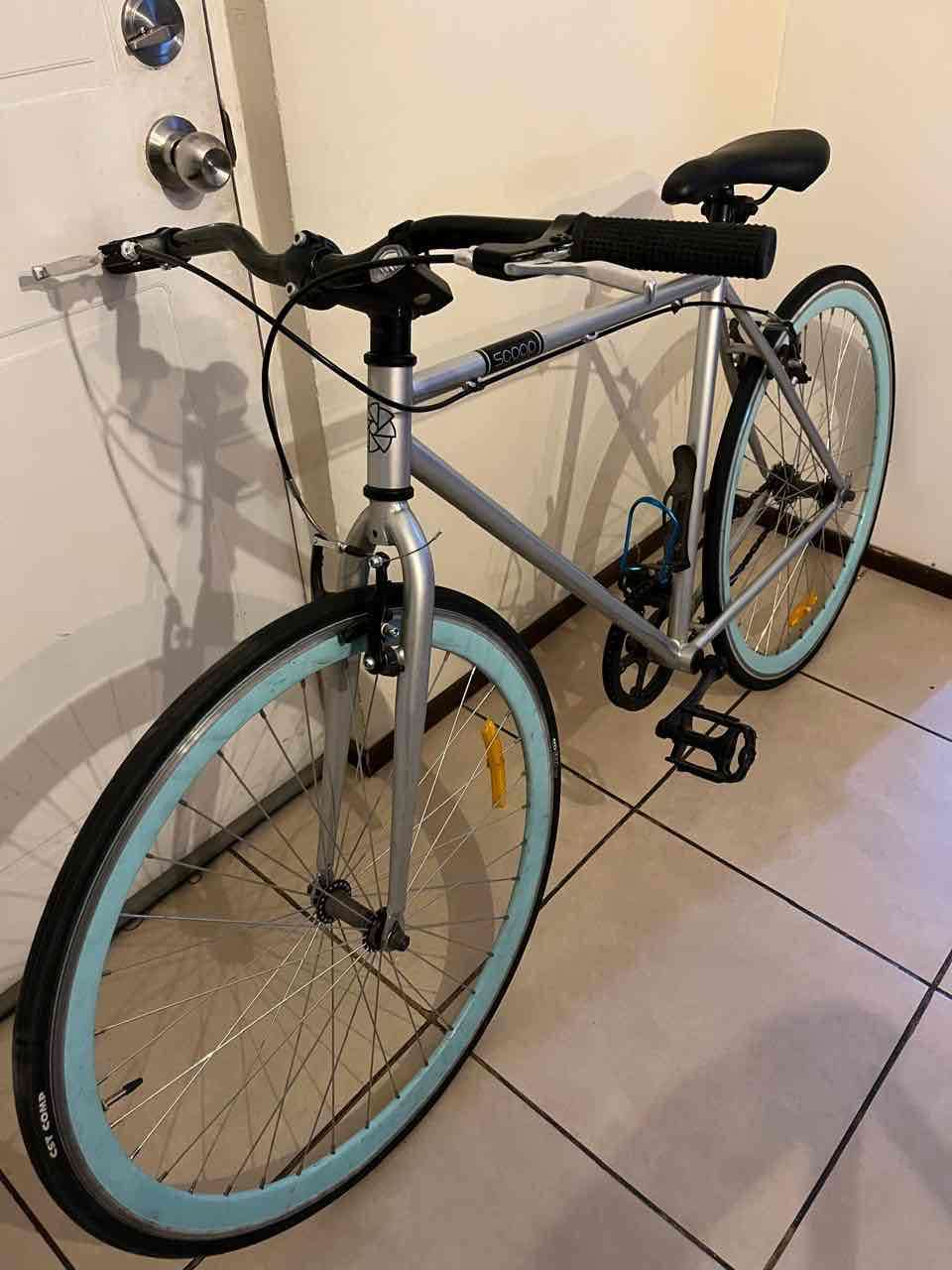 Bicicleta plateada urbana - 2