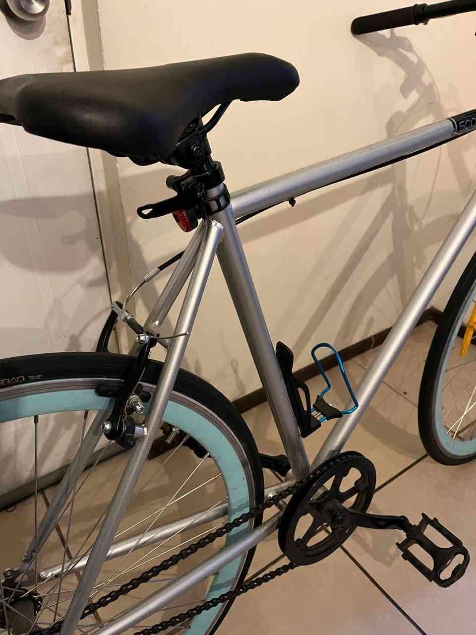 Bicicleta plateada urbana - 3