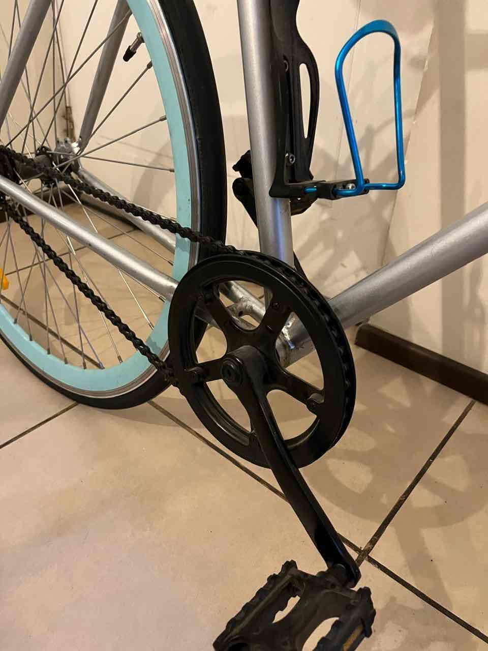 Bicicleta plateada urbana - 4