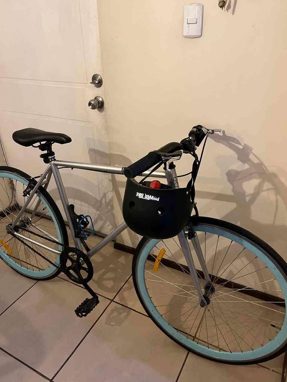 Bicicleta plateada urbana - 5