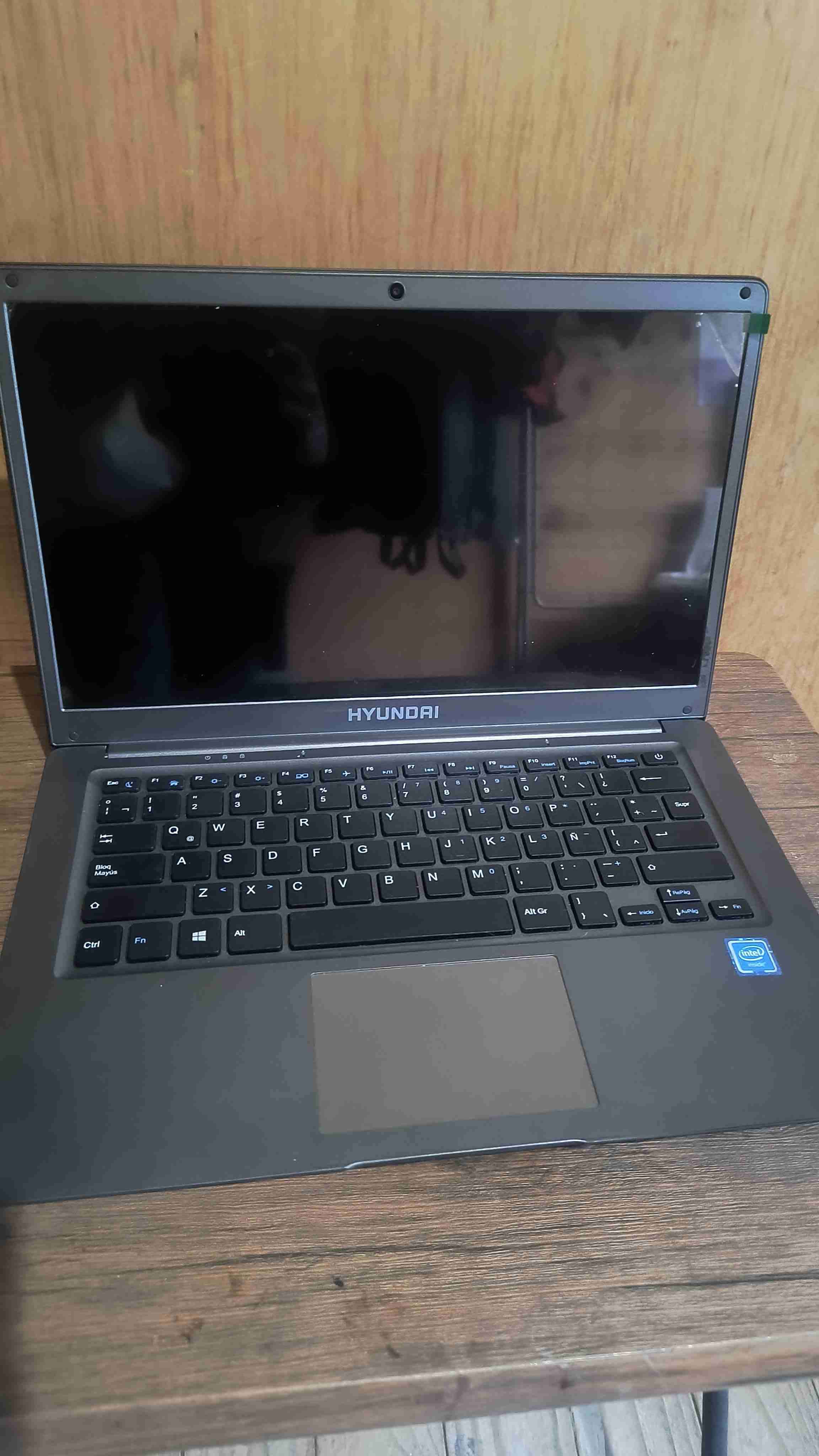 Laptop HYUNDAI en buen estado - 2