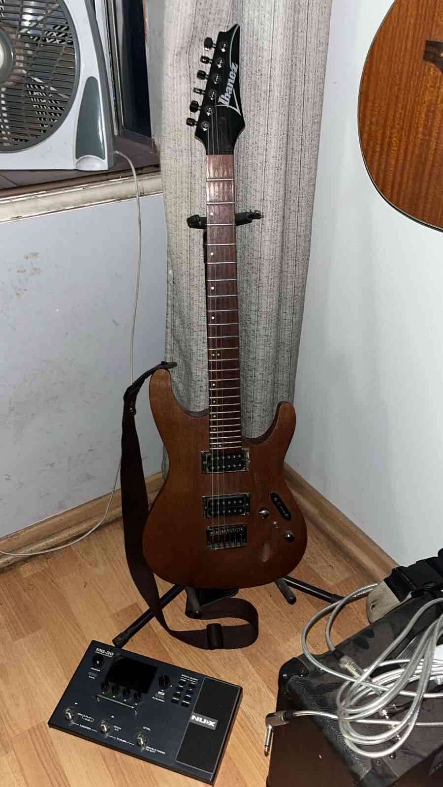 Guitarra eléctrica Ibanez café - miniatura 1