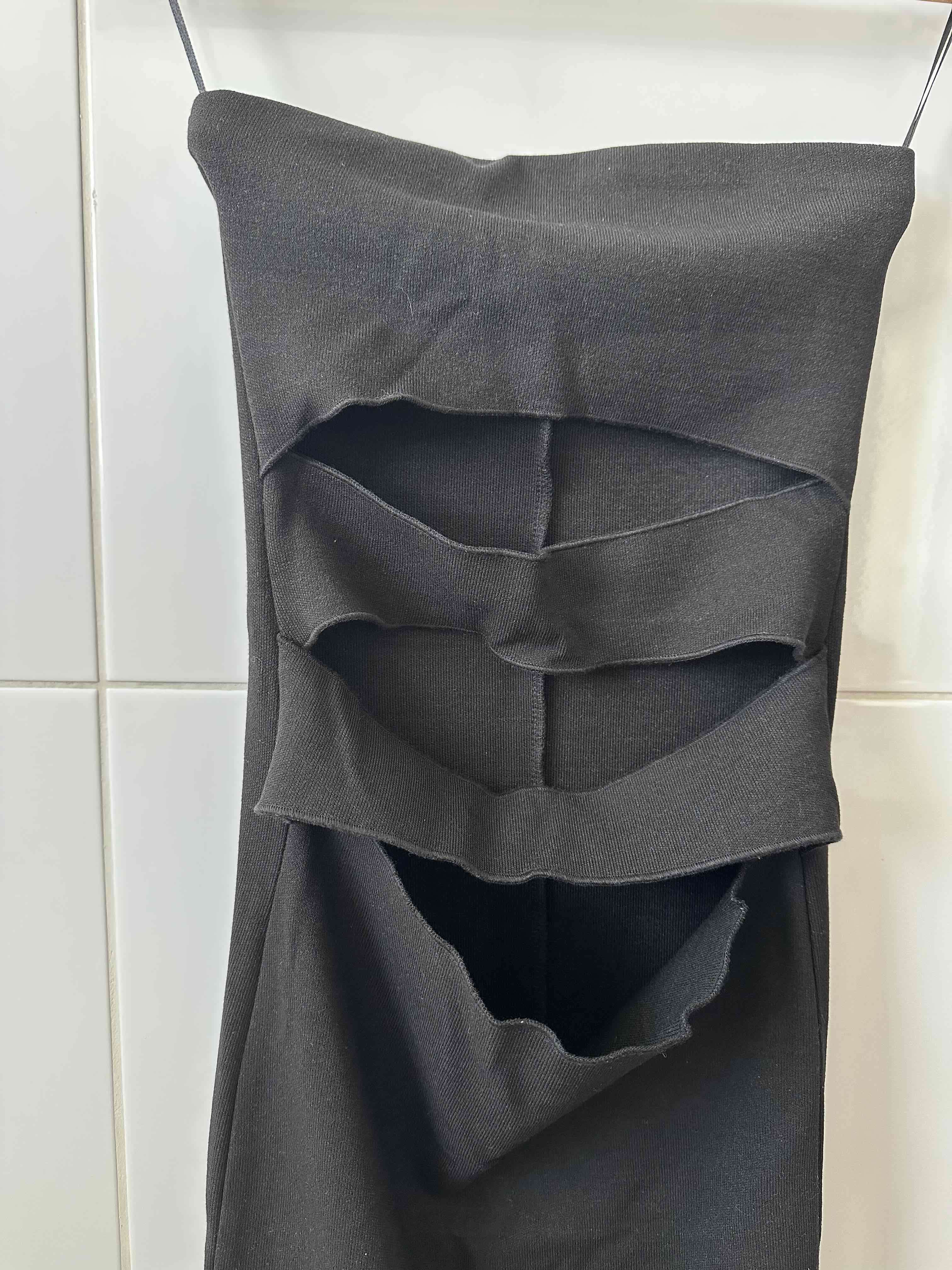 Vestido negro con aberturas - miniatura 3