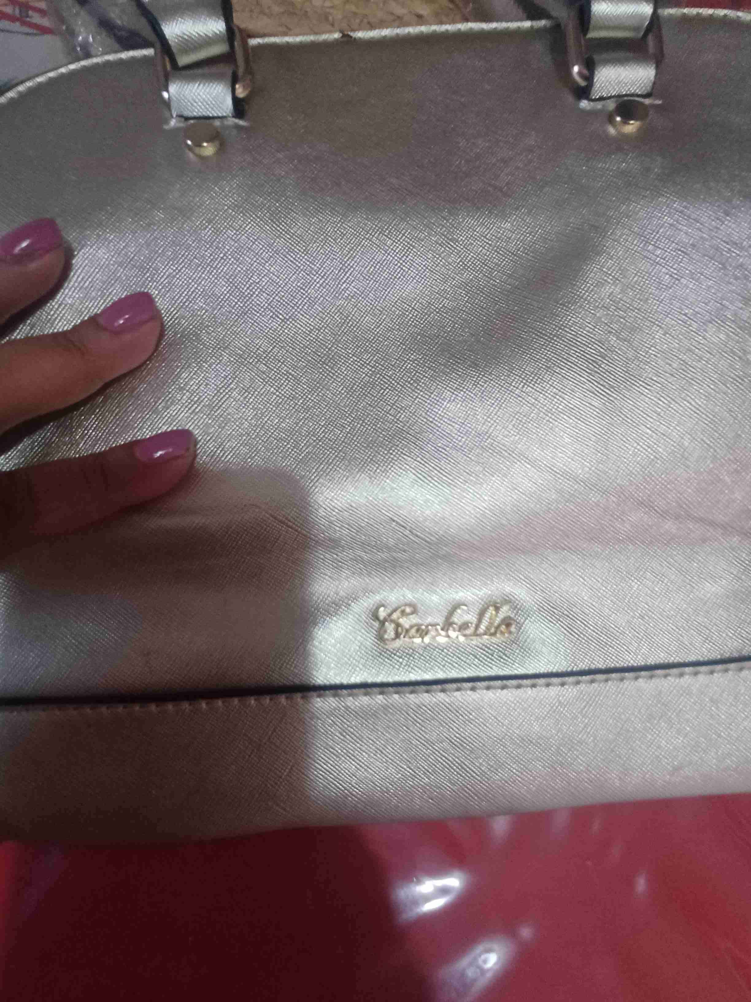 Cartera dorada con logo visible - 1