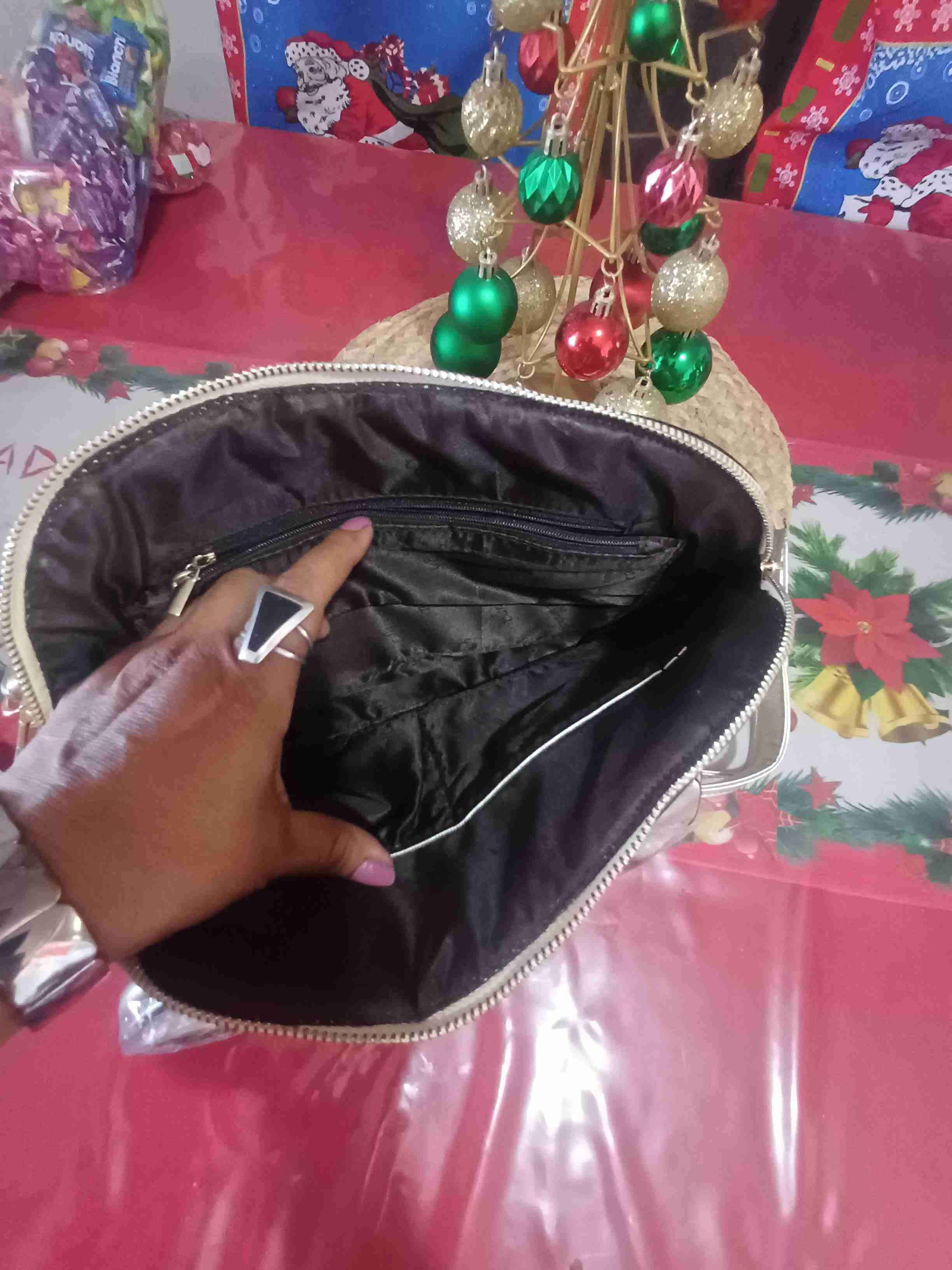 Cartera dorada con logo visible - 2