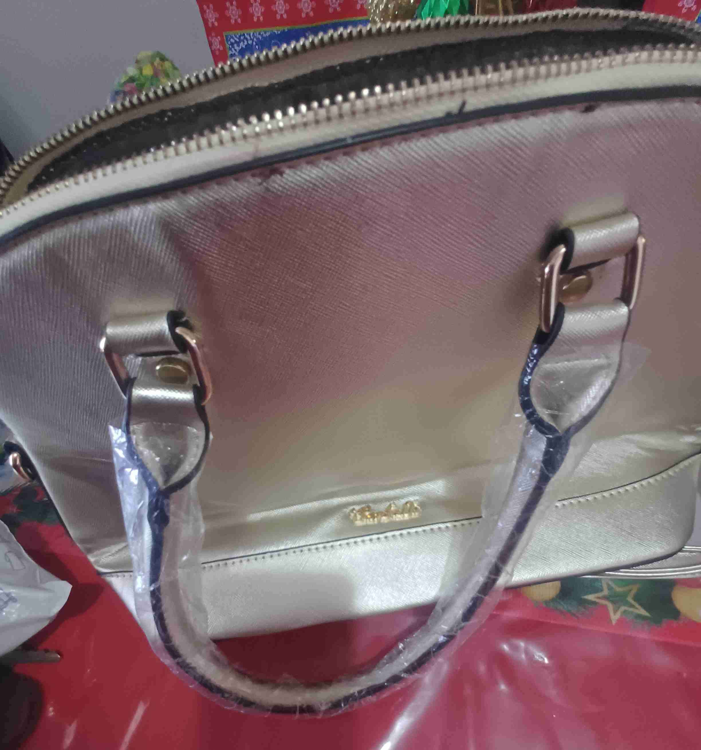 Cartera dorada con logo visible - 3