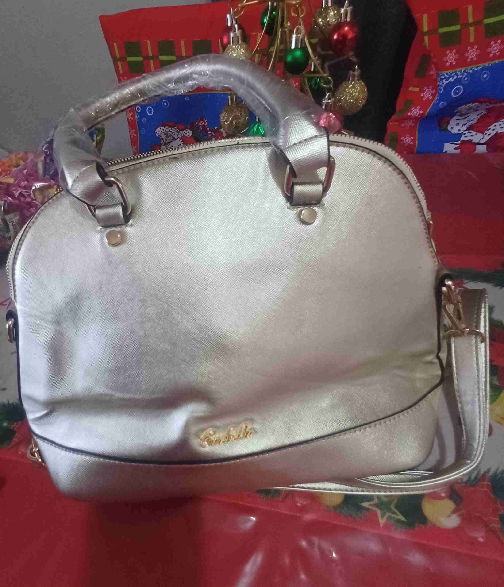 Cartera dorada con logo visible - 4