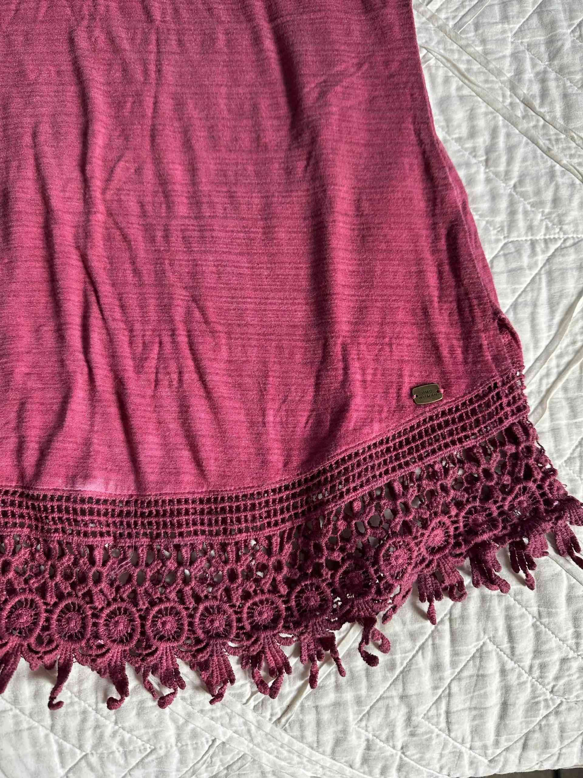 Polera rosada con detalles metálicos - miniatura 3