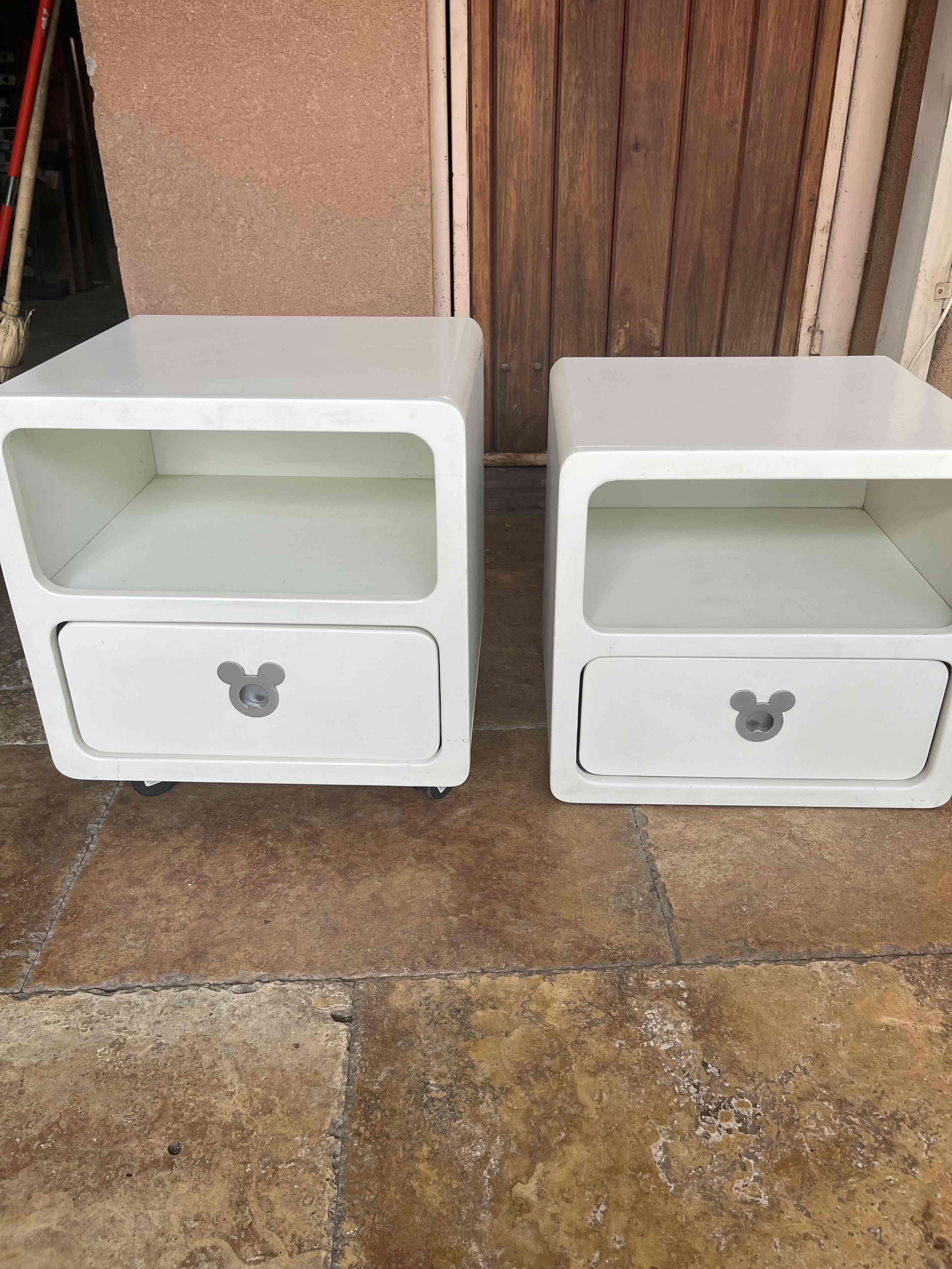 Veladores blancos con cajón