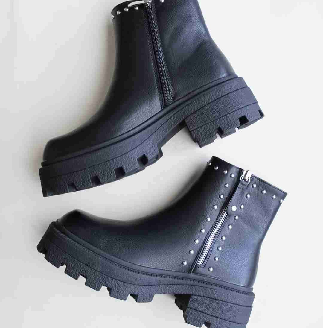 Botines negros con tachas - miniatura 2