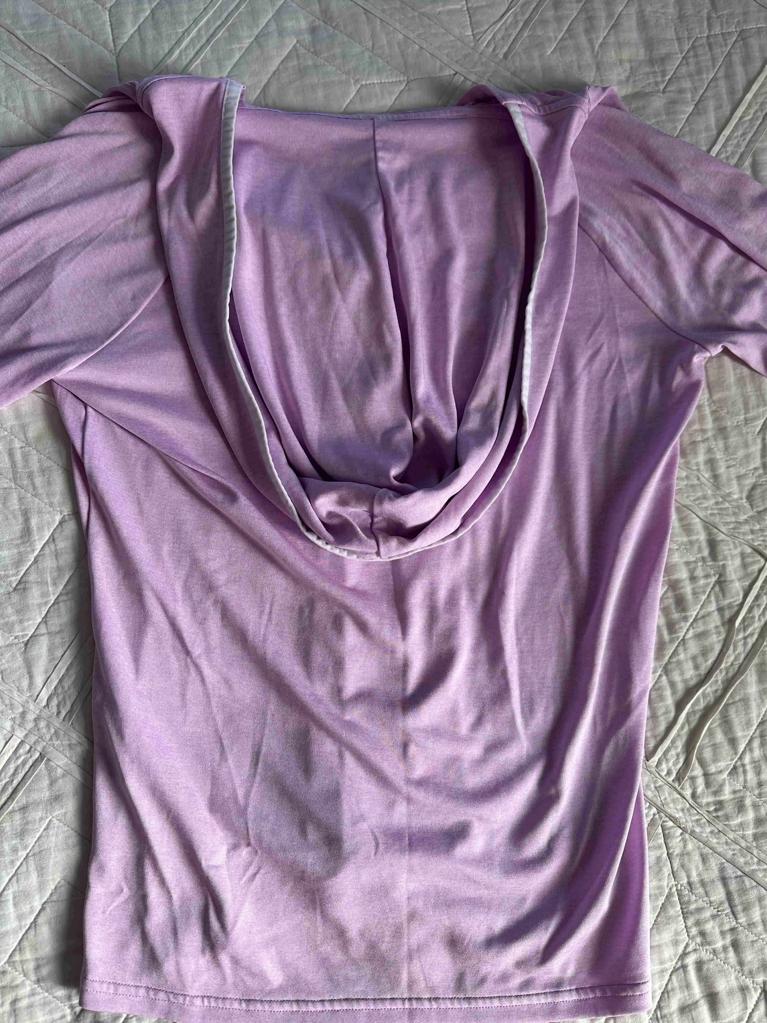 Polera deportiva lila con capucha - miniatura 3