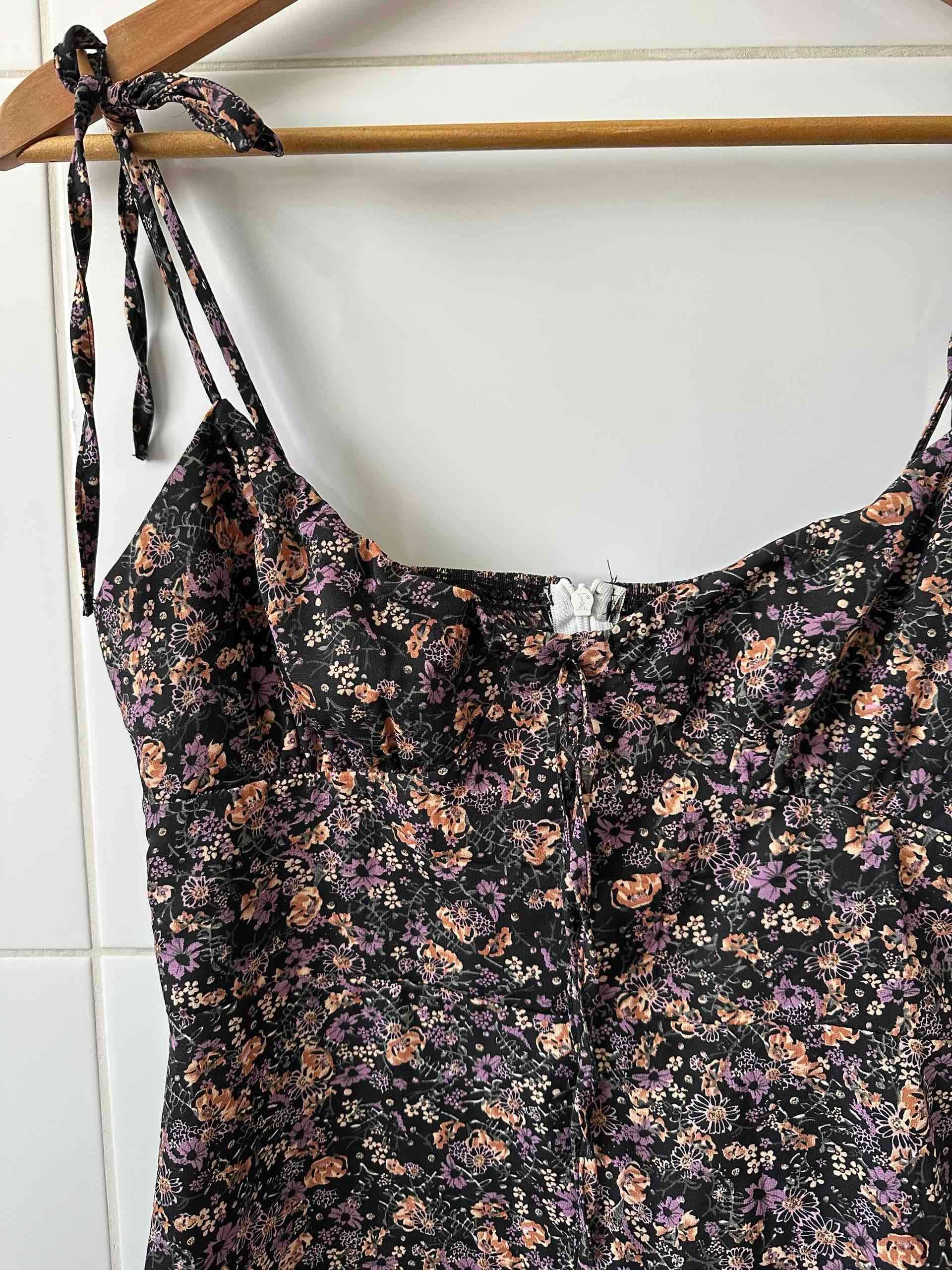 Vestido floral con tirantes - miniatura 2