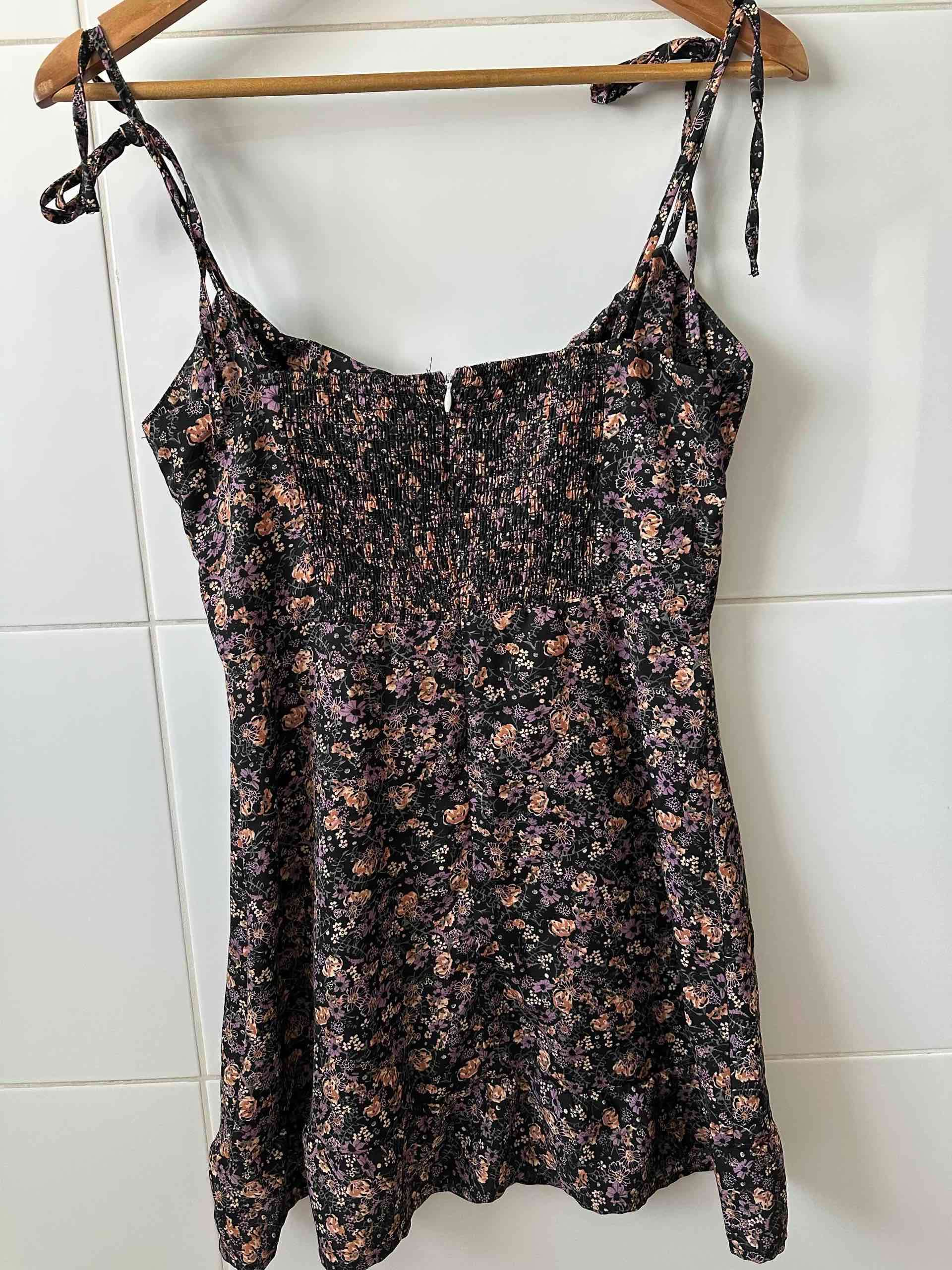 Vestido floral con tirantes - miniatura 3