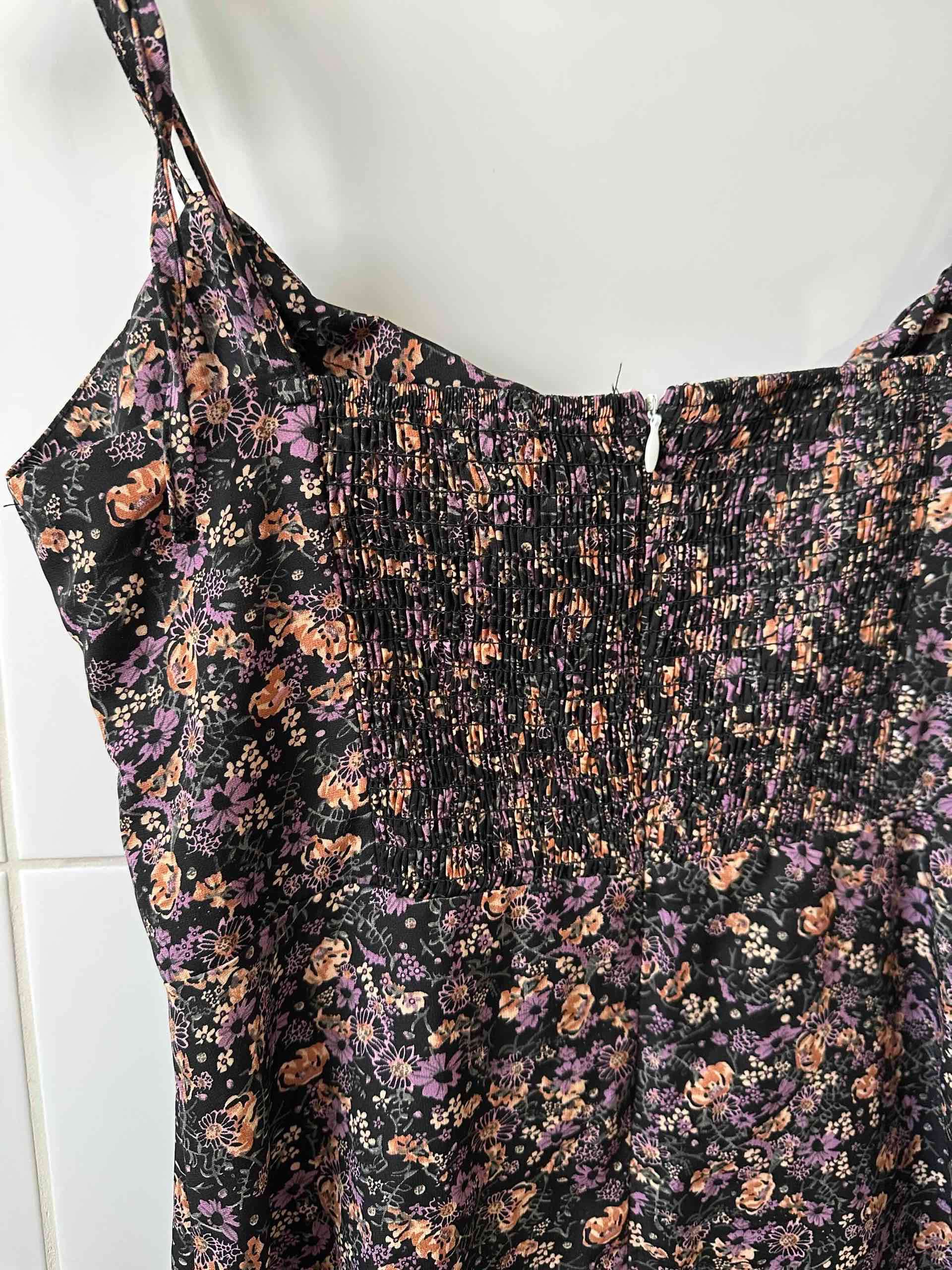 Vestido floral con tirantes - miniatura 4