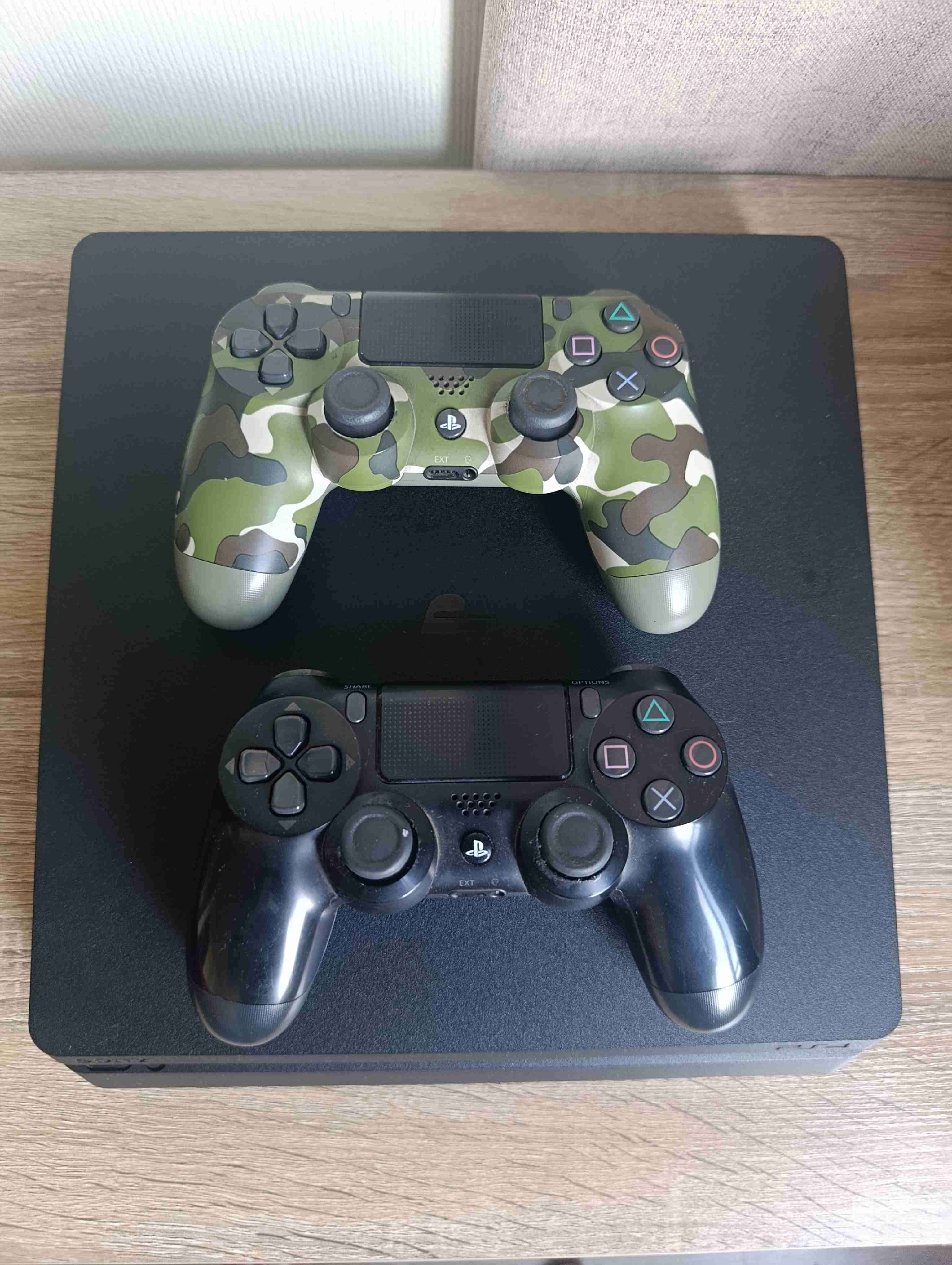 Playstation 4, 1TB con 2 controles - miniatura 1