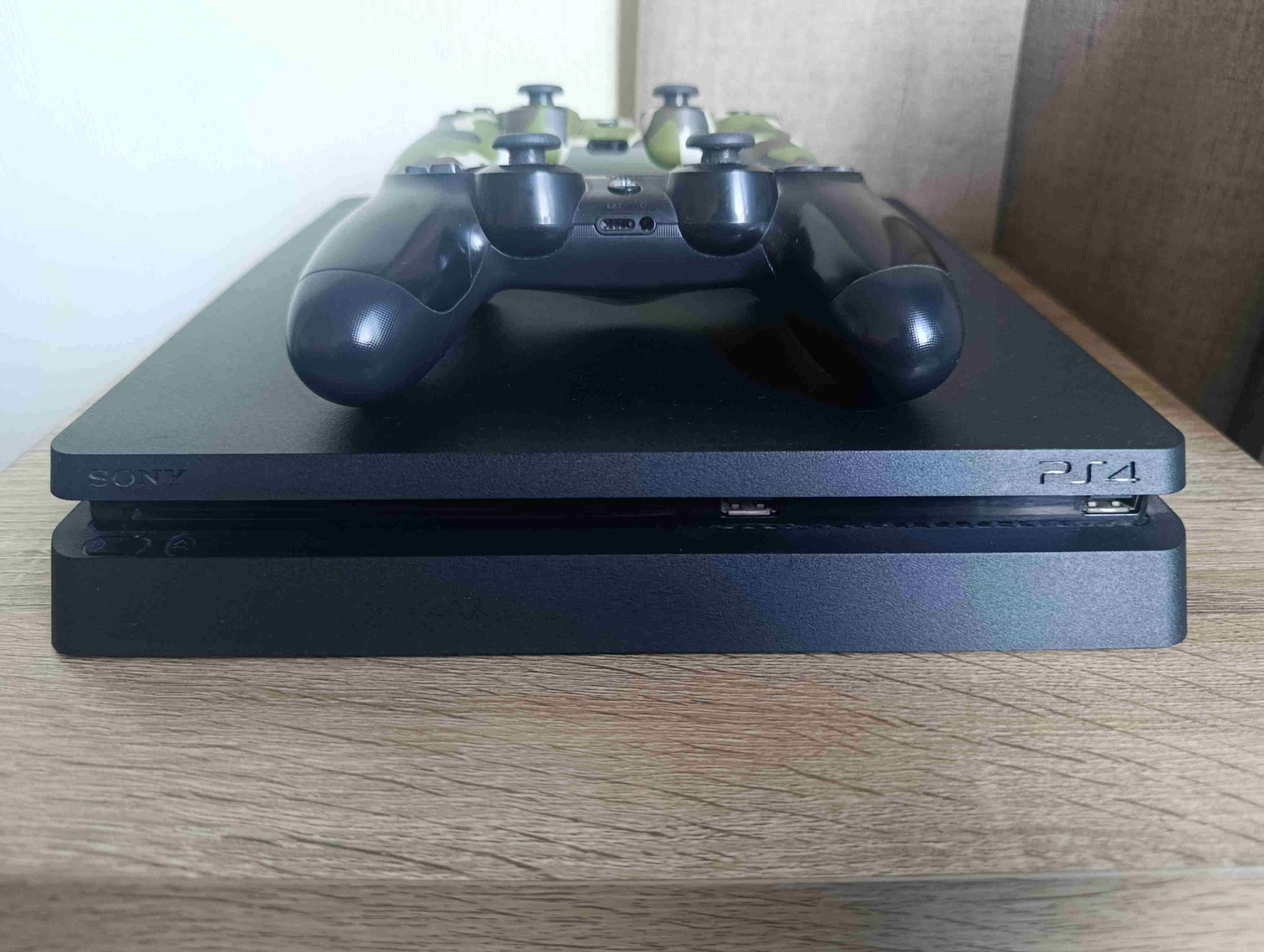 Playstation 4, 1TB con 2 controles - miniatura 2