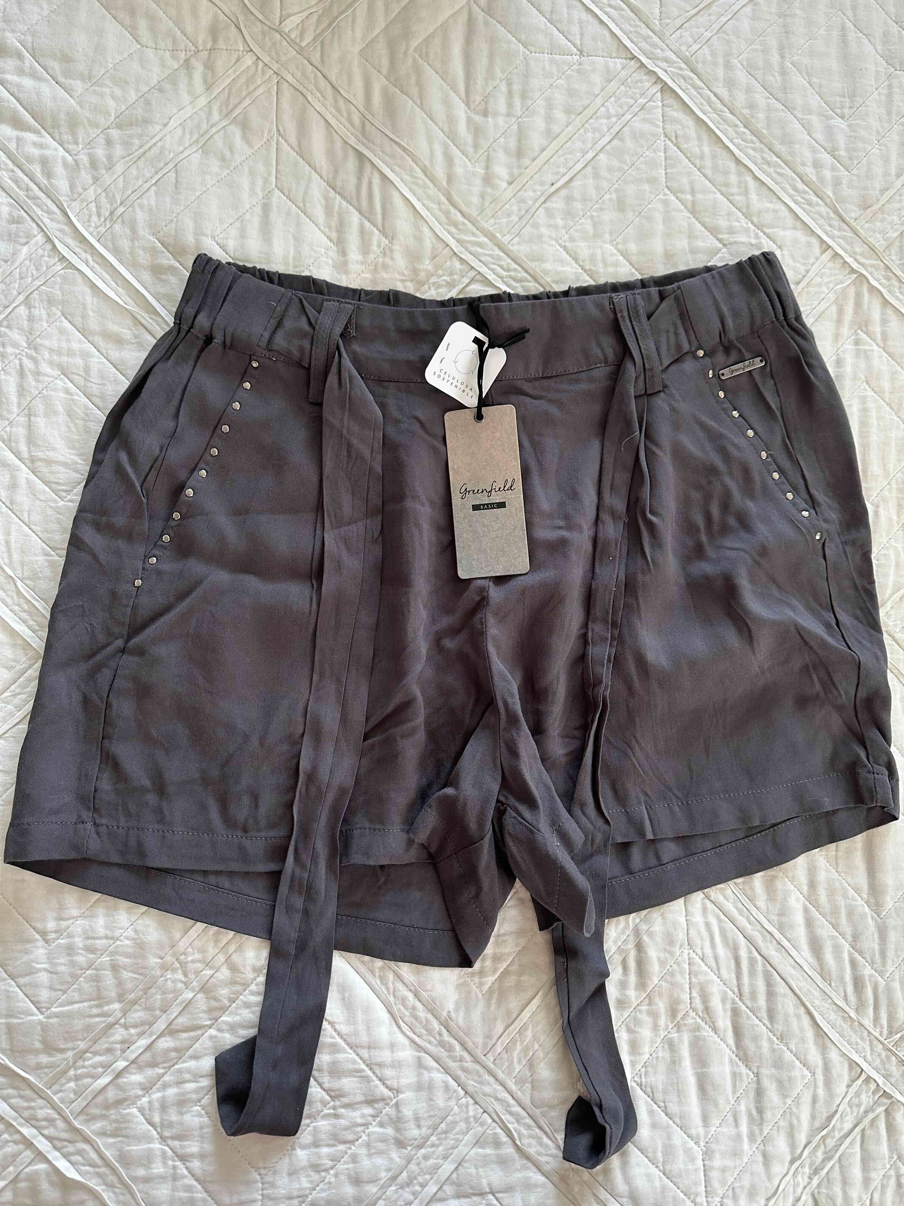 Shorts grises con tachas - miniatura 1