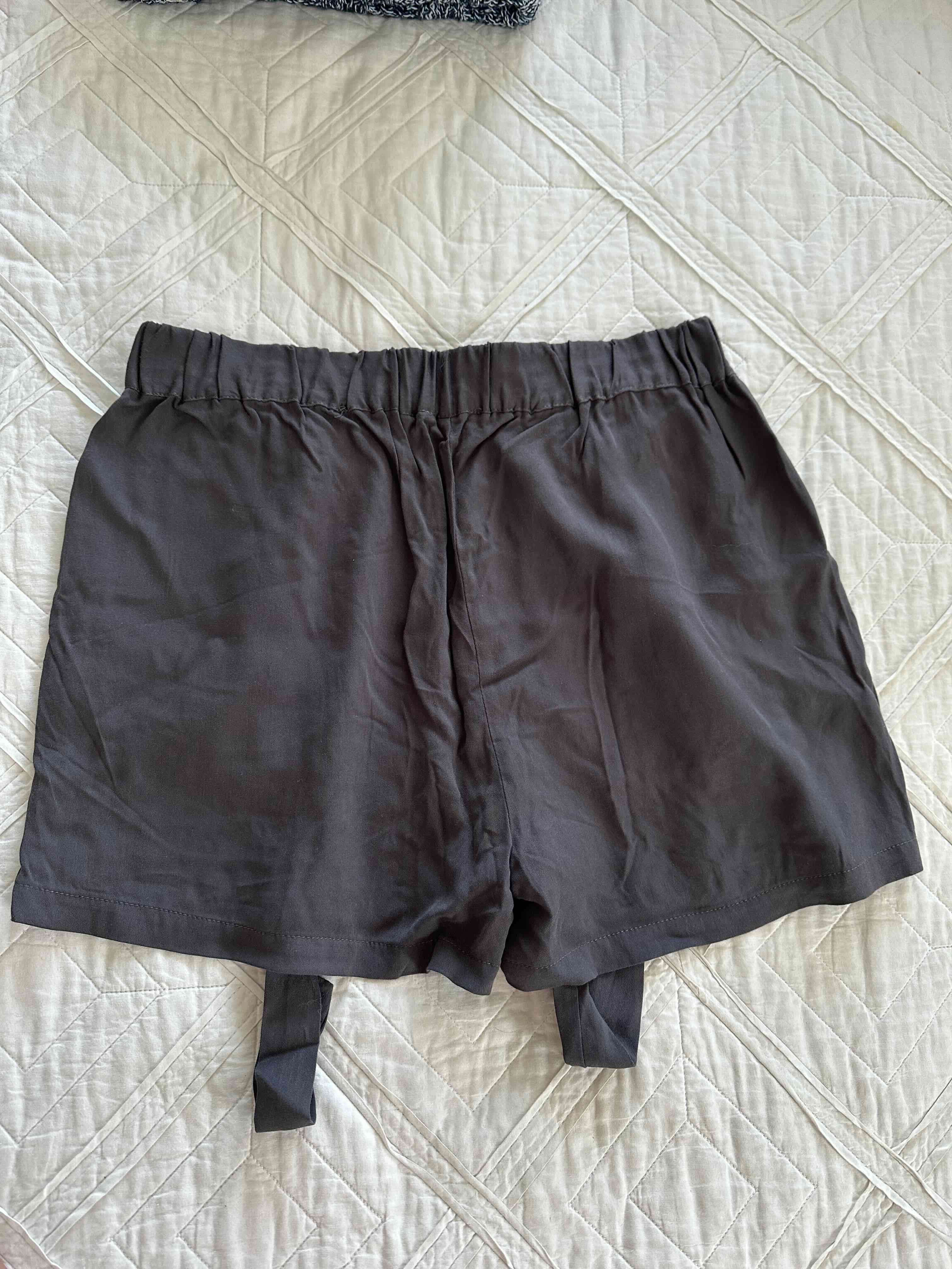 Shorts grises con tachas - miniatura 3