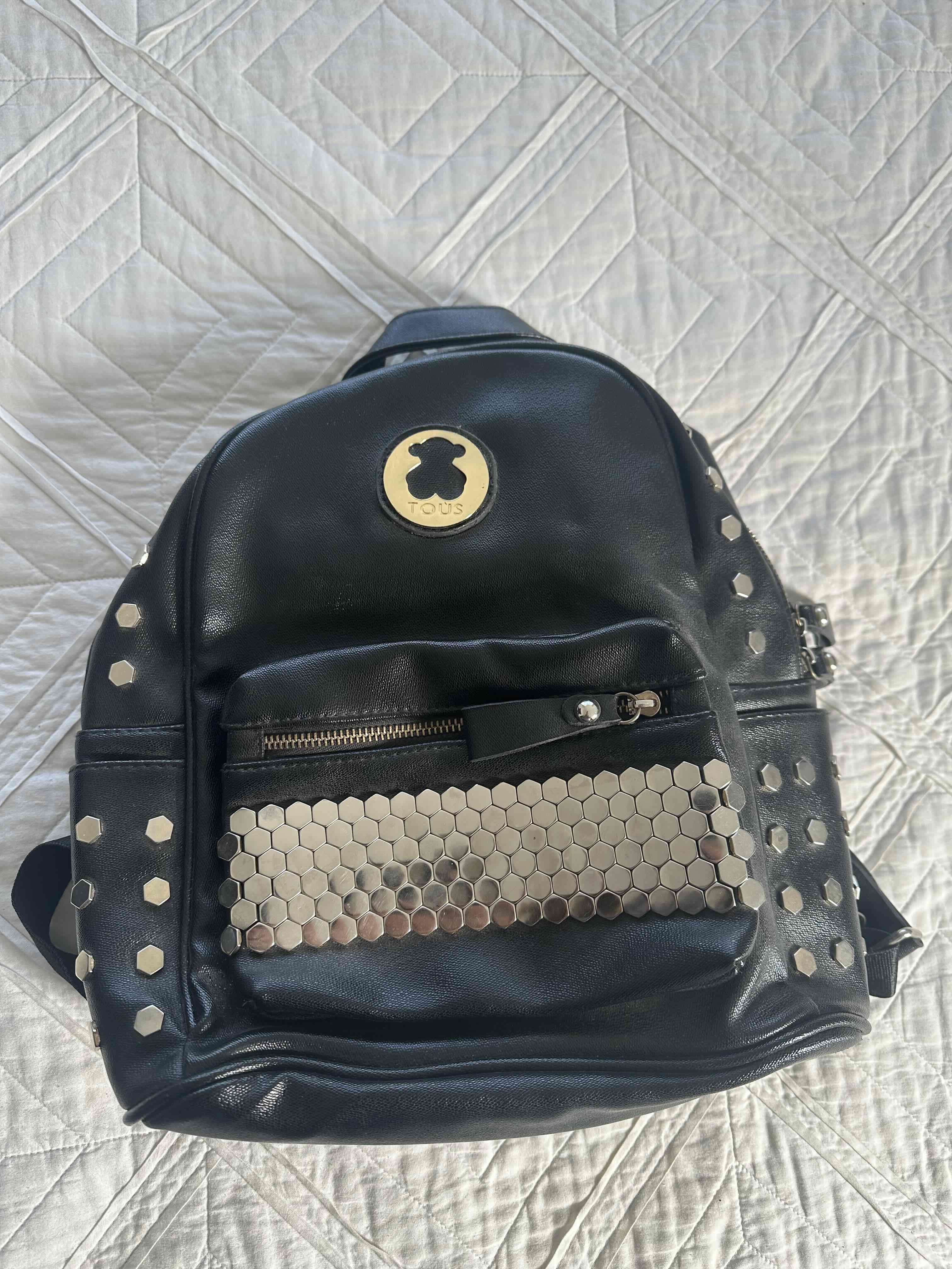Mochila negra con detalles metálicos - miniatura 1