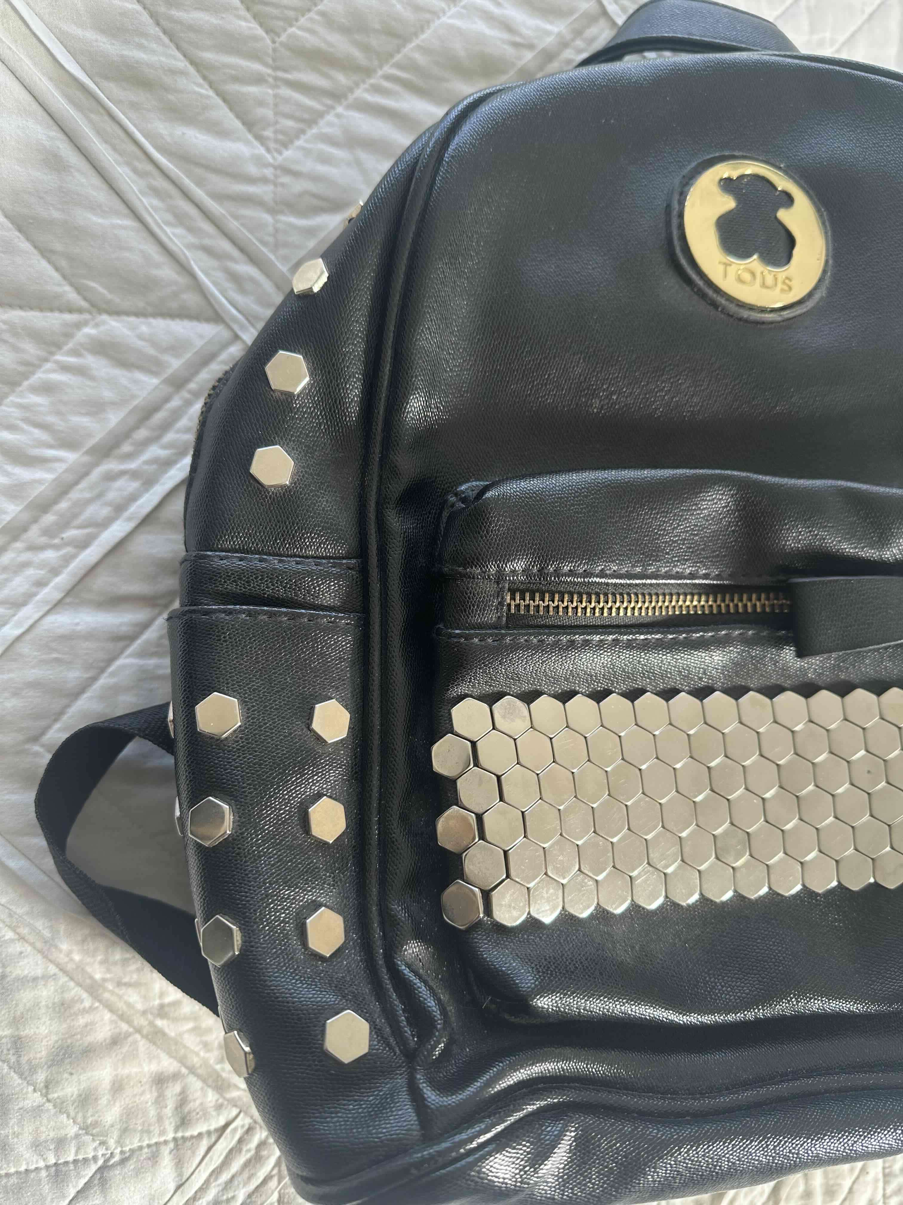 Mochila negra con detalles metálicos - miniatura 2