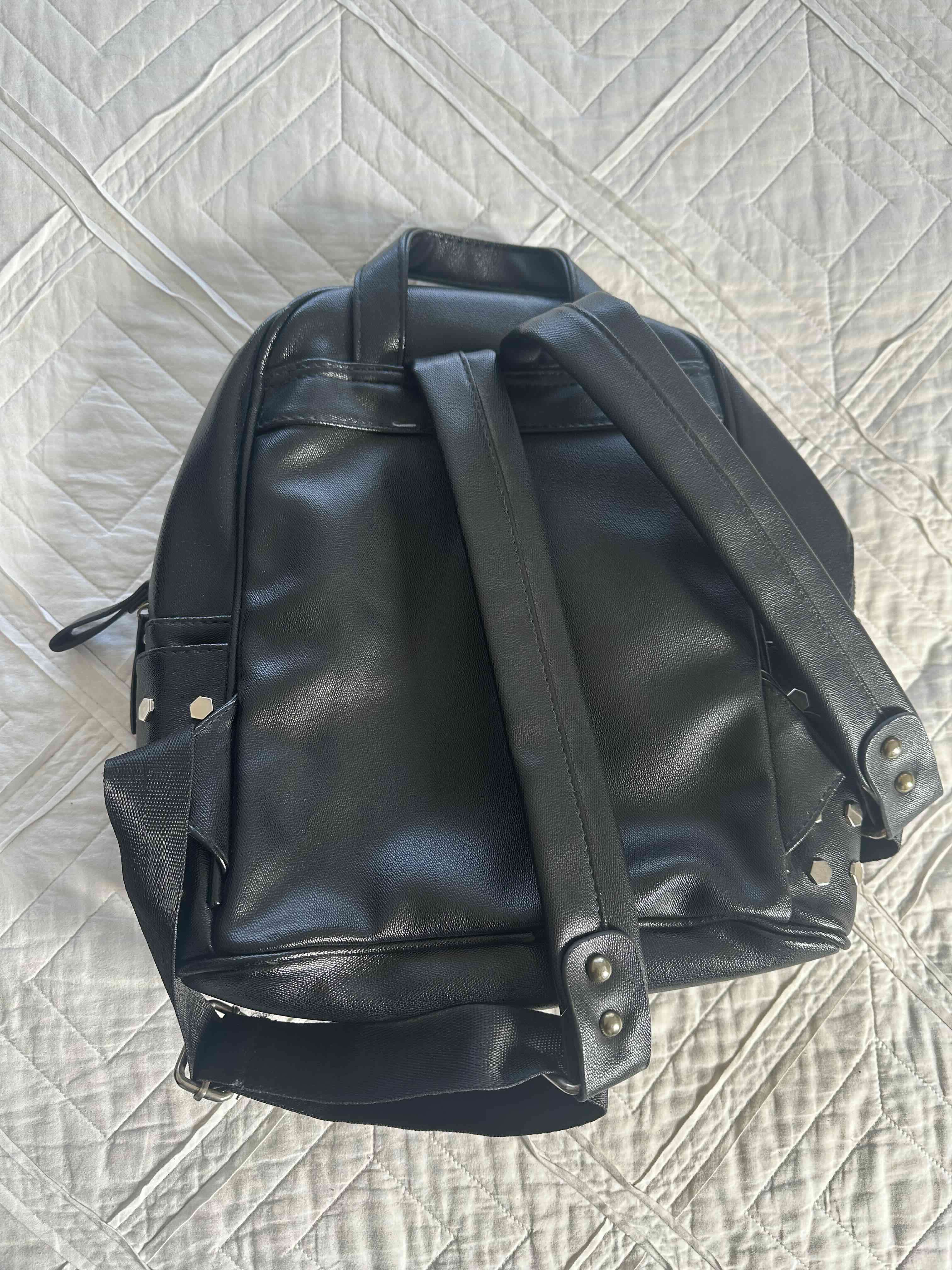 Mochila negra con detalles metálicos - miniatura 3