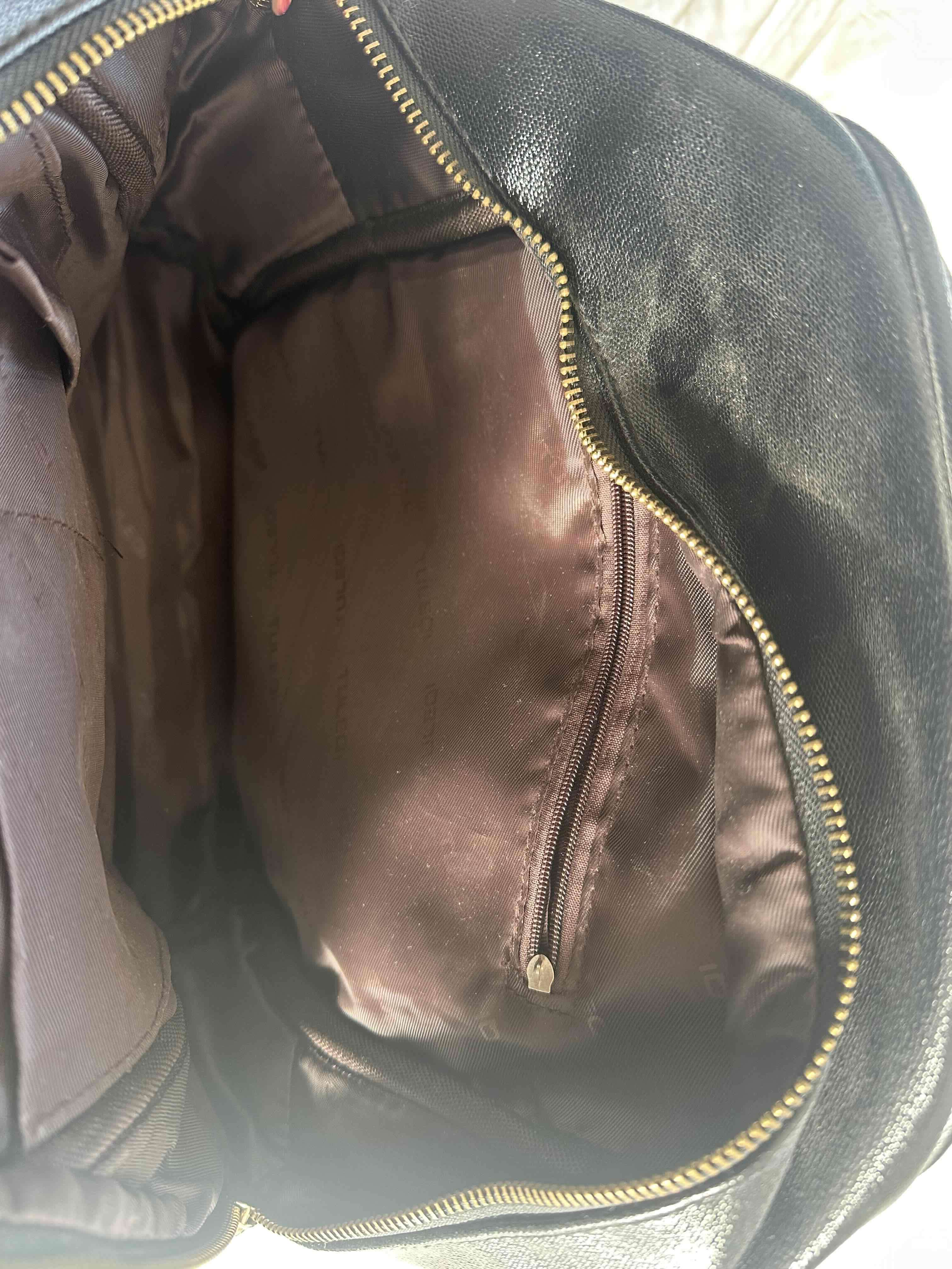 Mochila negra con detalles metálicos - miniatura 4